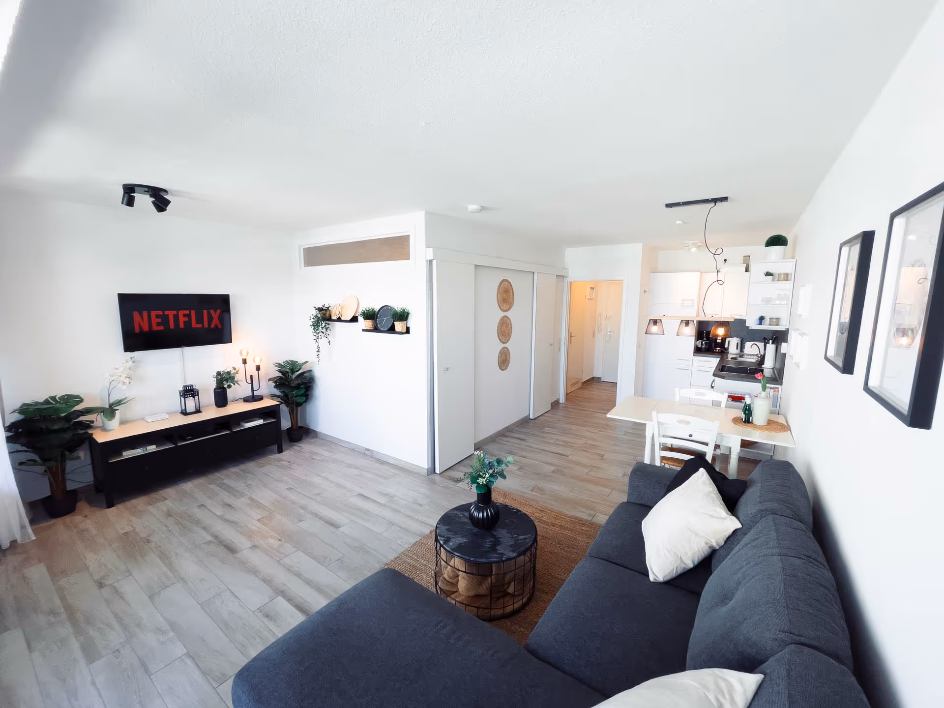 Wohnzimmer mit Sofa und Fernseher