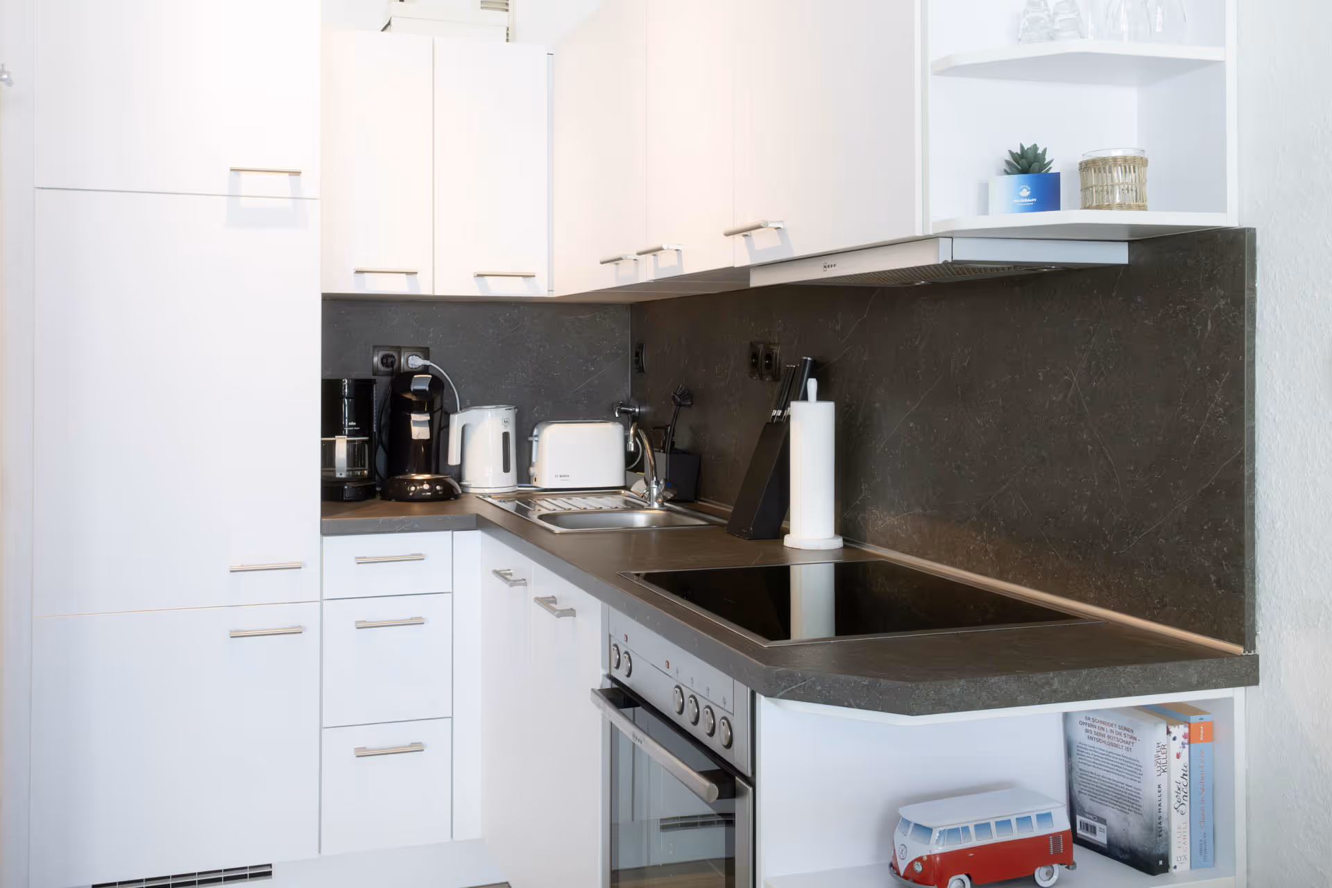 Kompakte Kueche mit Kaffeemaschine