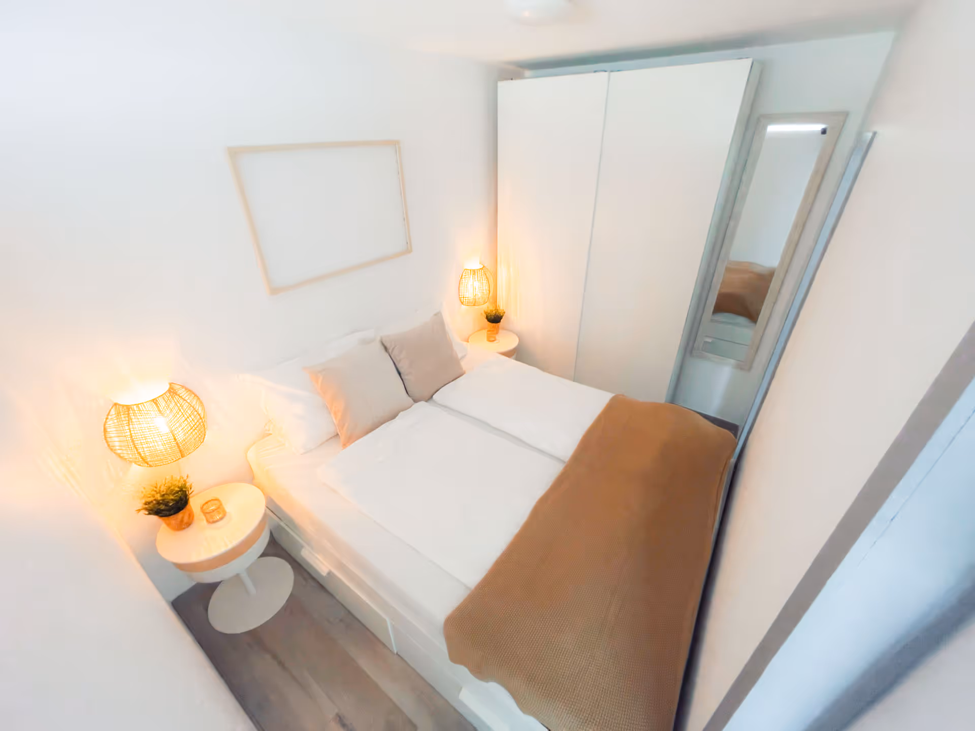 Schlafzimmer mit Doppelbett, Nachttischen und Kleiderschrank