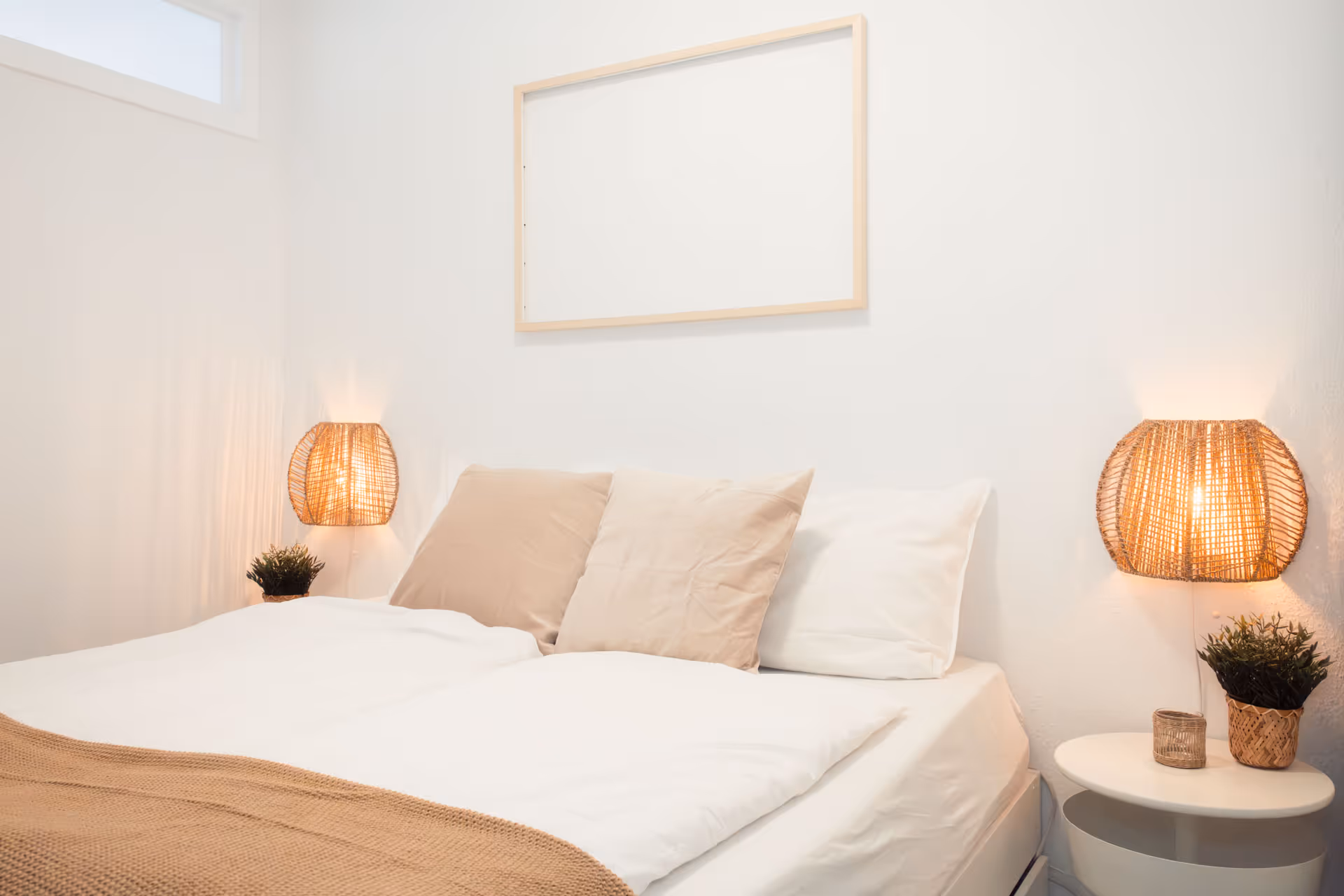 Doppelbett mit gemuetlichen Rattan Lampen