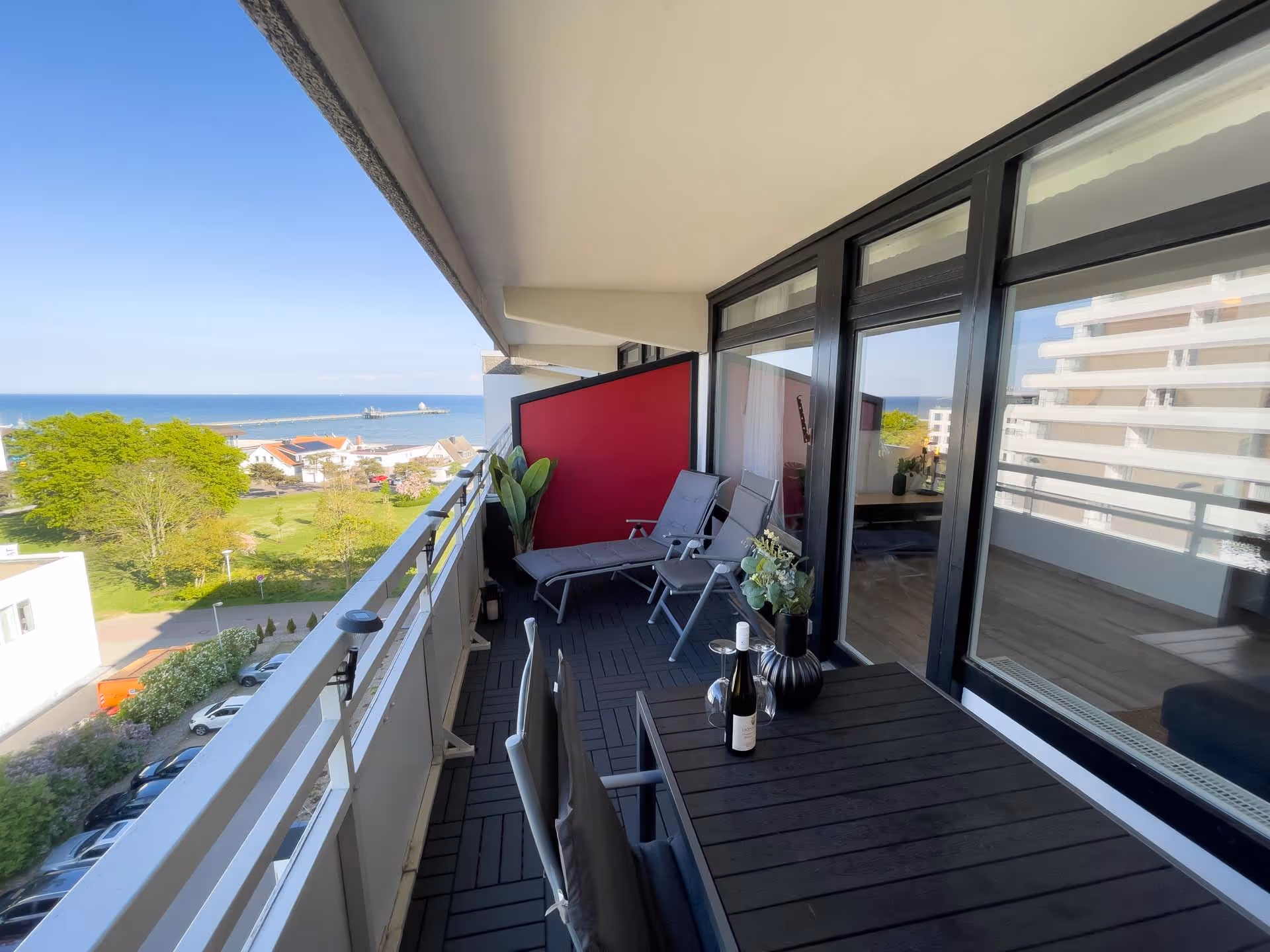 Balkon mit Meerblick und Liegestuehlen