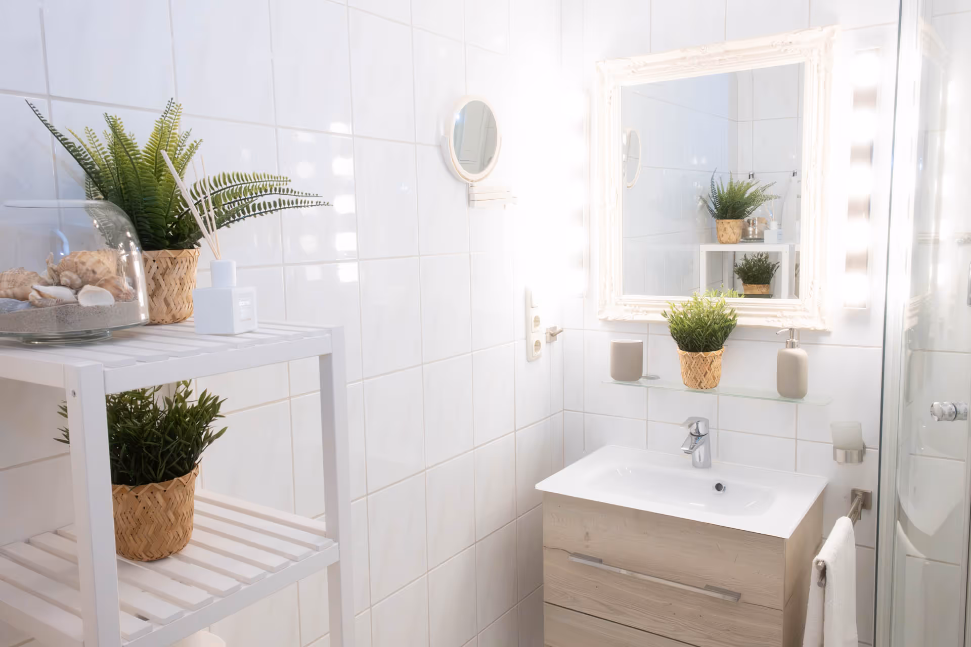 Helles Bad mit Spiegel und Pflanzen