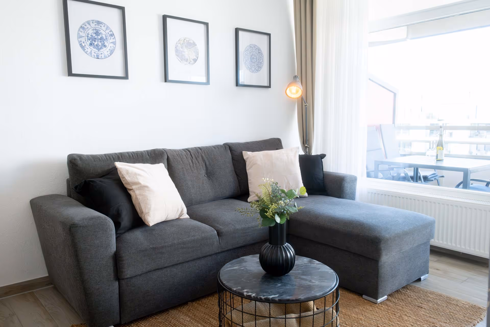 Graues Sofa vor Balkonfenster