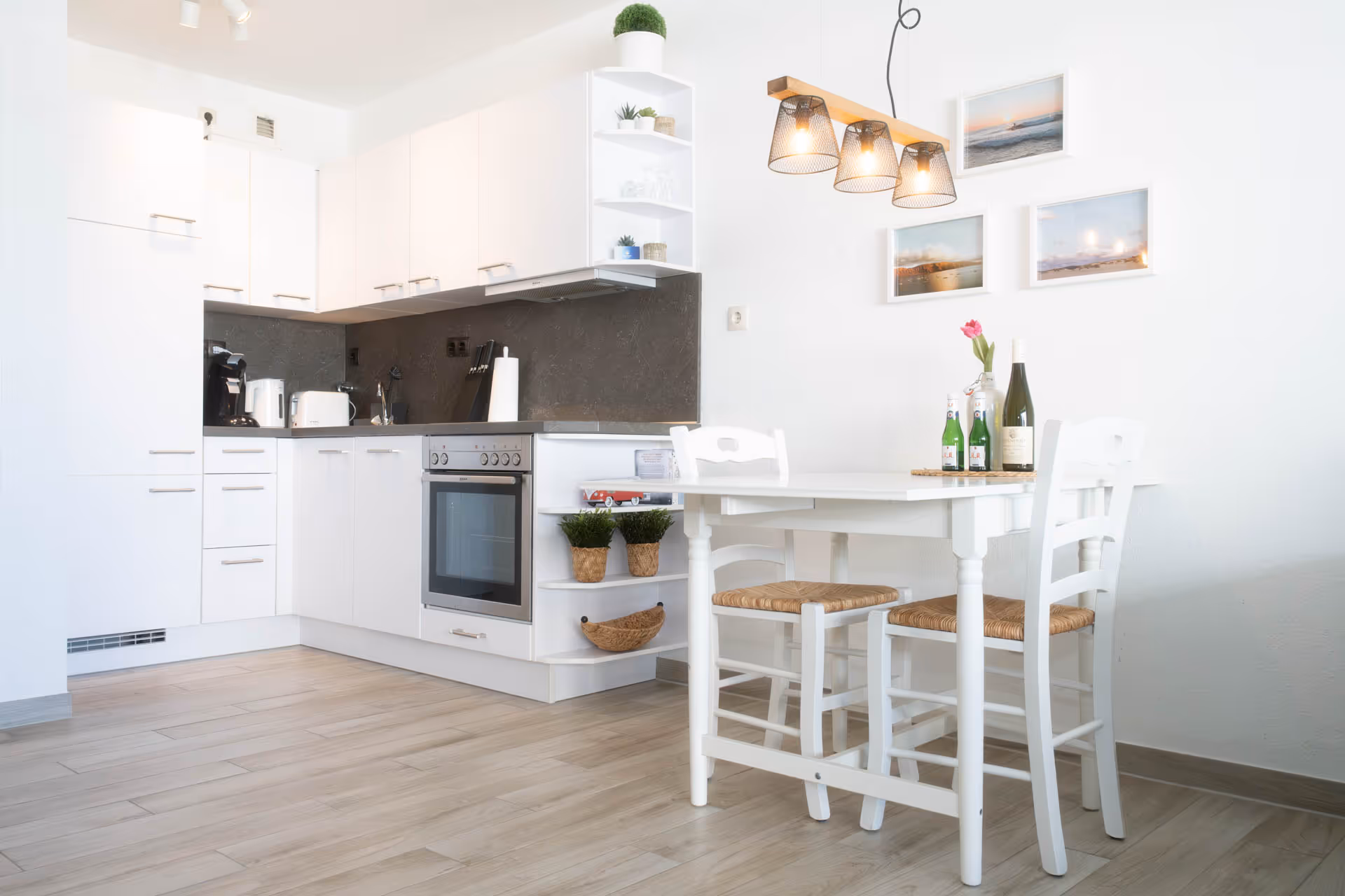 Moderne Kueche mit Essbereich