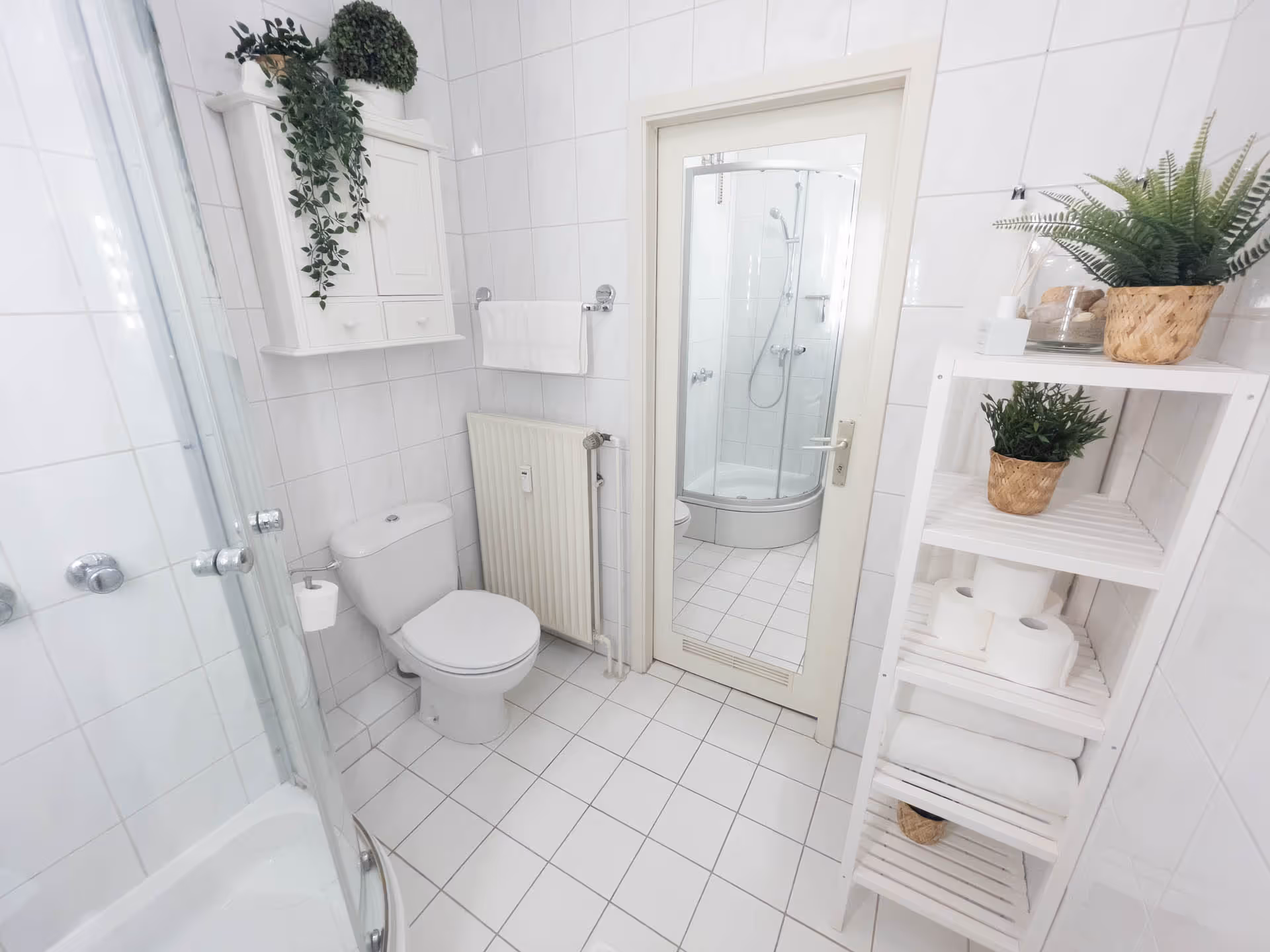 Blick in Bad mit Spiegel und Regal