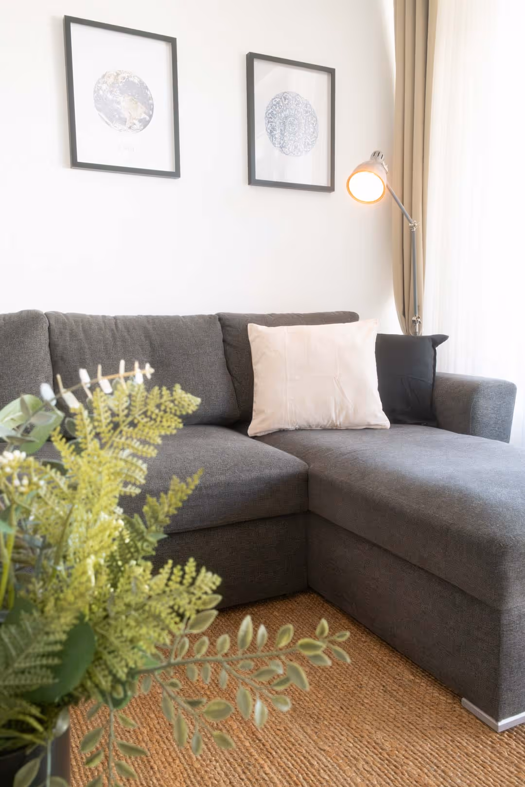Graues Sofa mit Kissen und Stehlampe