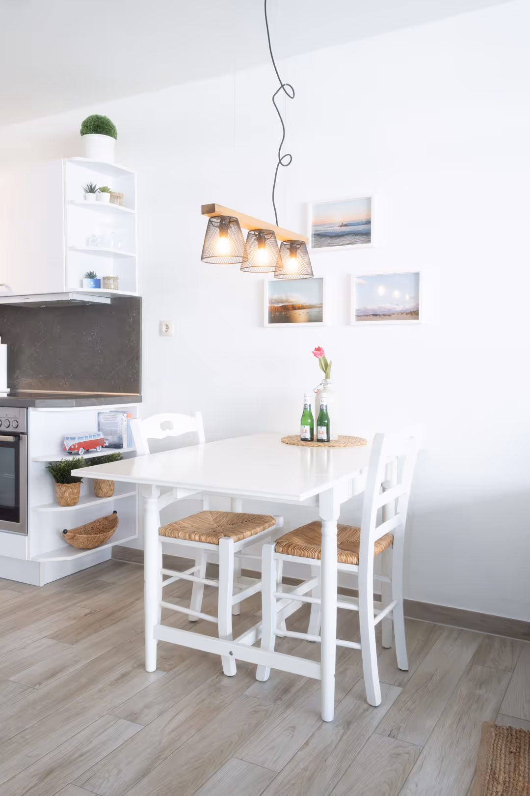 Essbereich mit weißem Tisch und Haengelampen