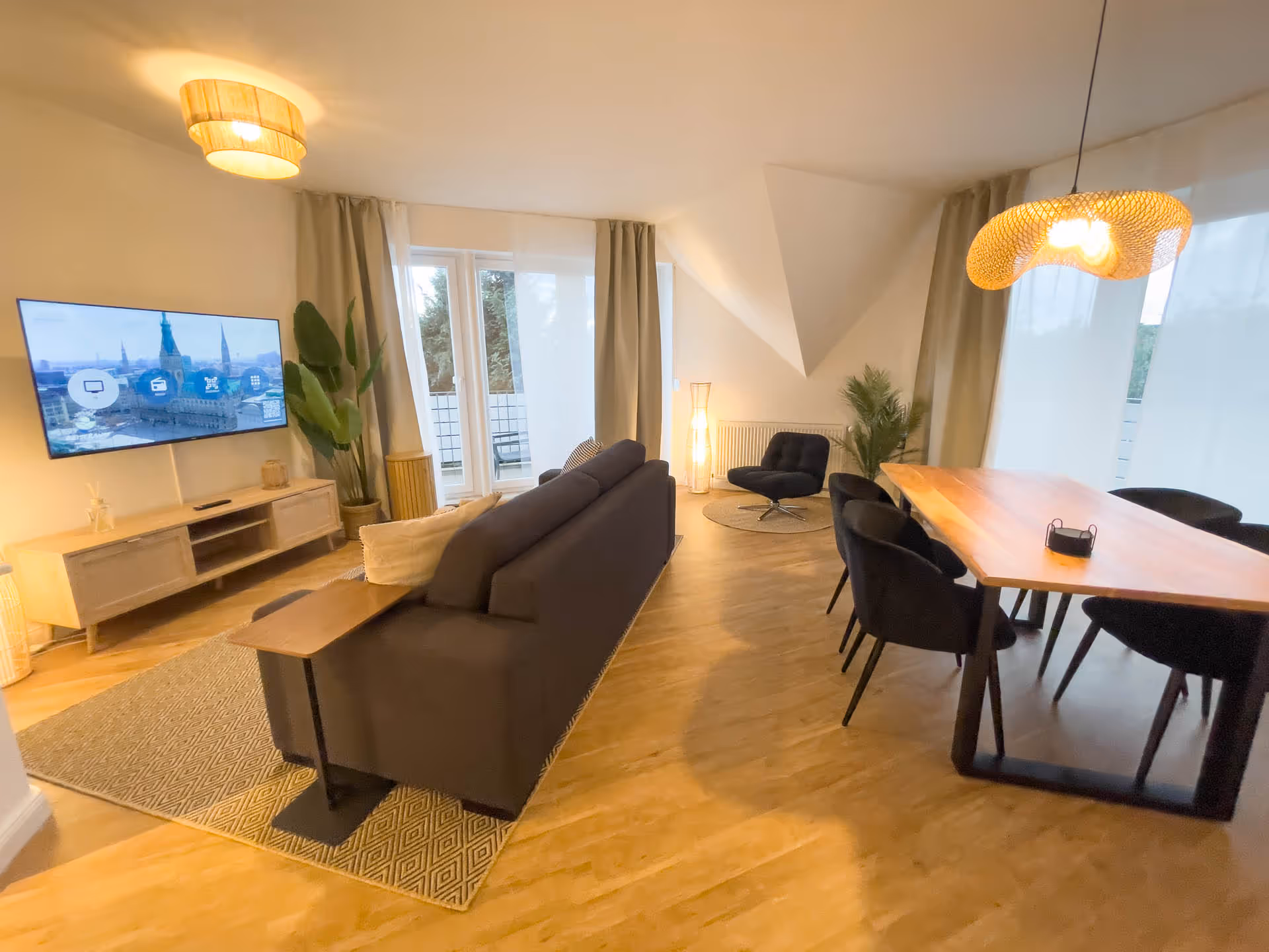 Wohnbereich mit Sofa und Esstisch