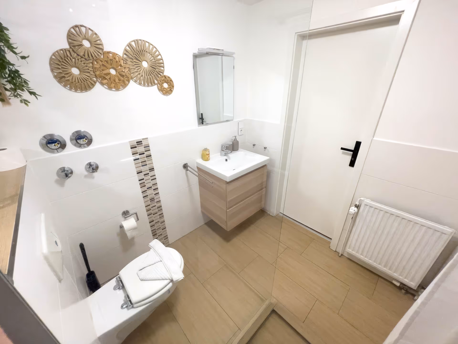 Badezimmer mit Deko und Handtuch auf Toilette