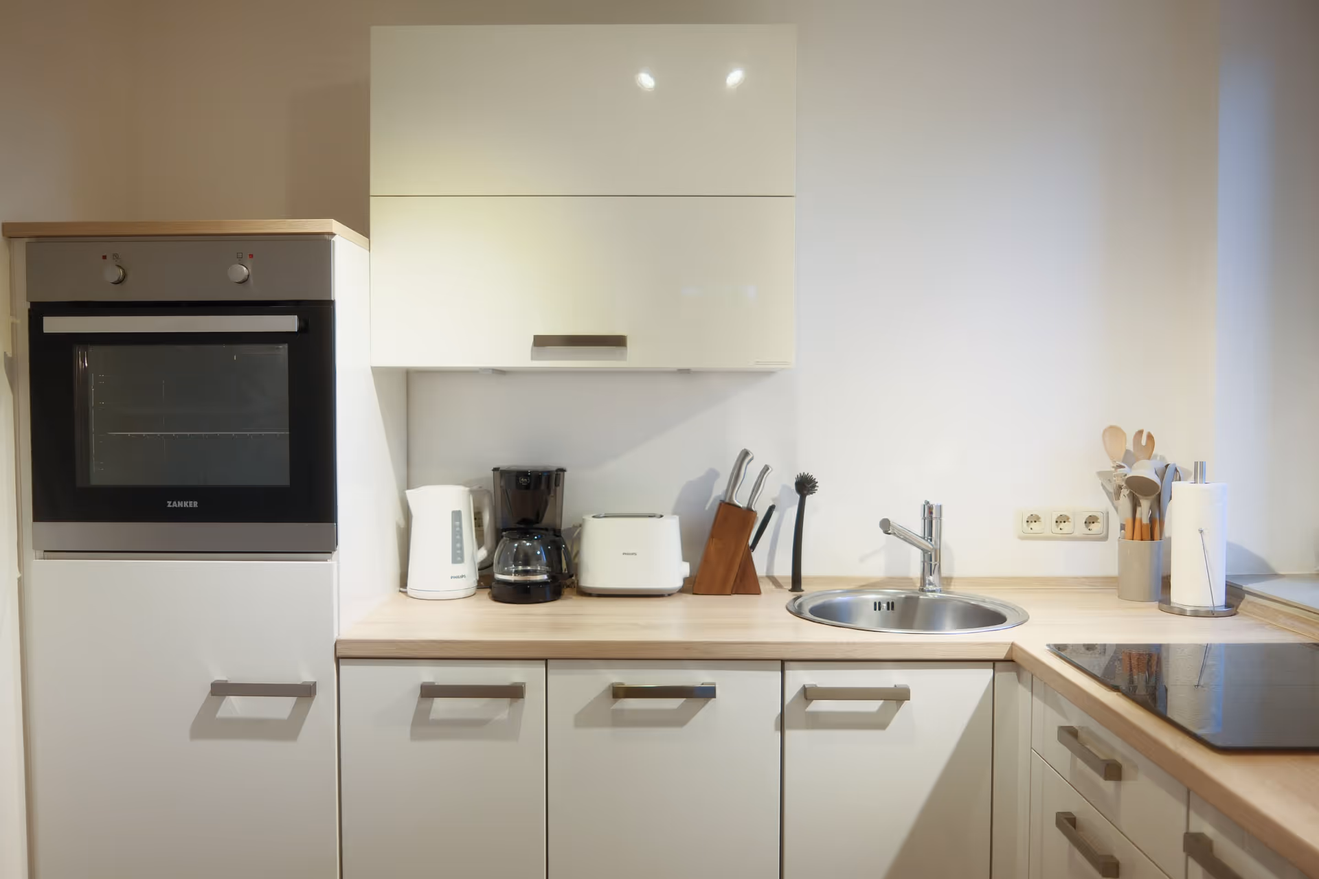 Kuechenzeile mit Kaffeemaschine und Toaster