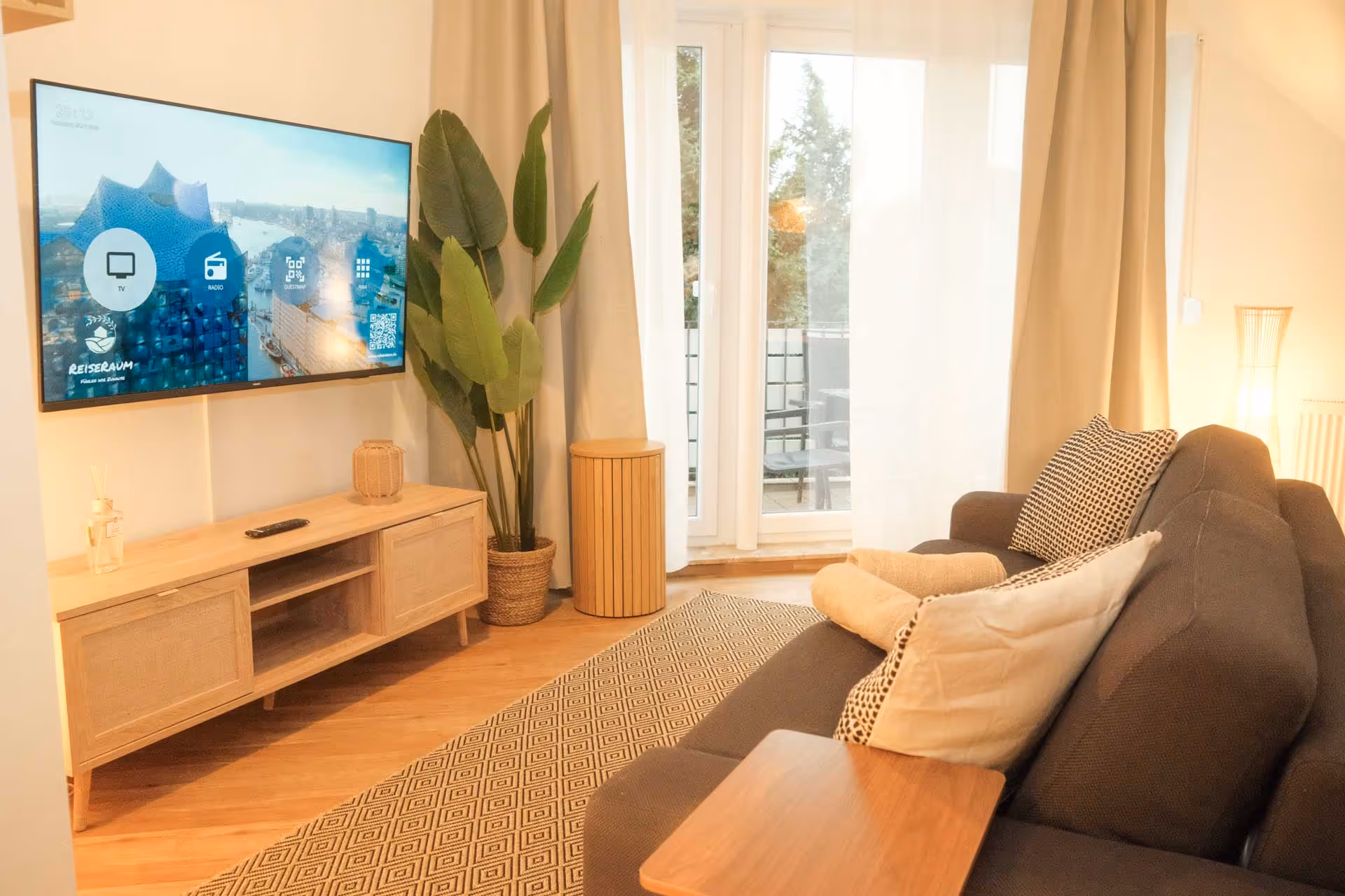 Sitzbereich mit Sofa und großem Fernseher