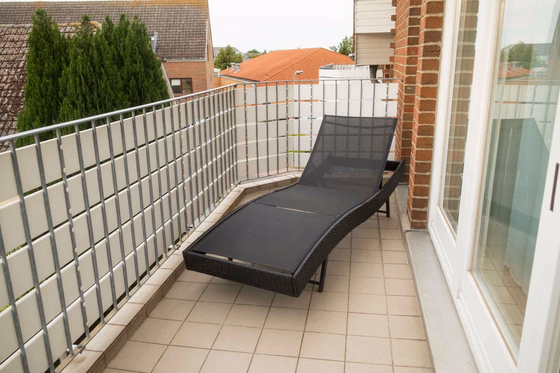 Balkon mit Sonnenliege und Ausblick