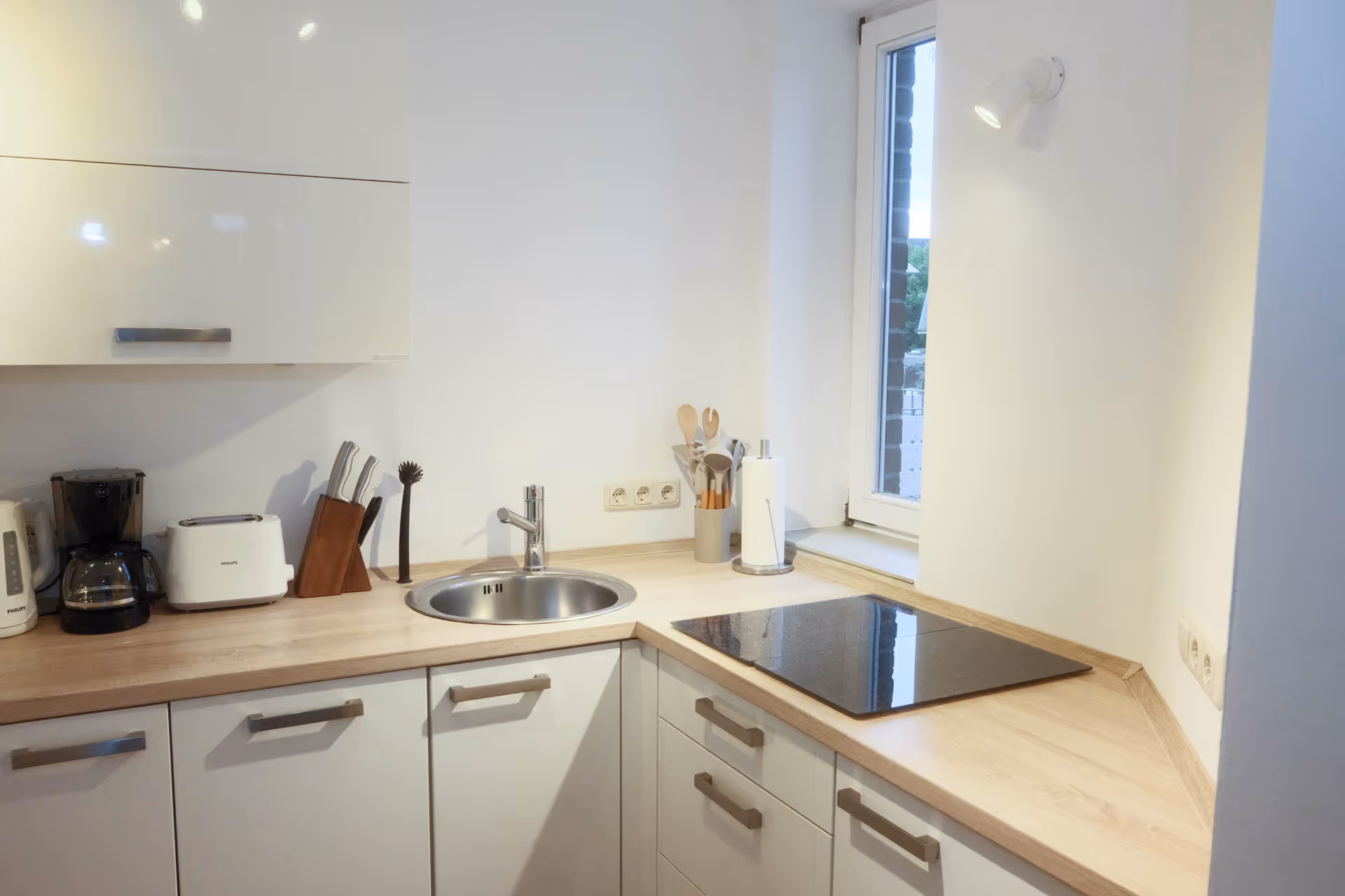 Ecke der Kueche mit Fenster und Spuele