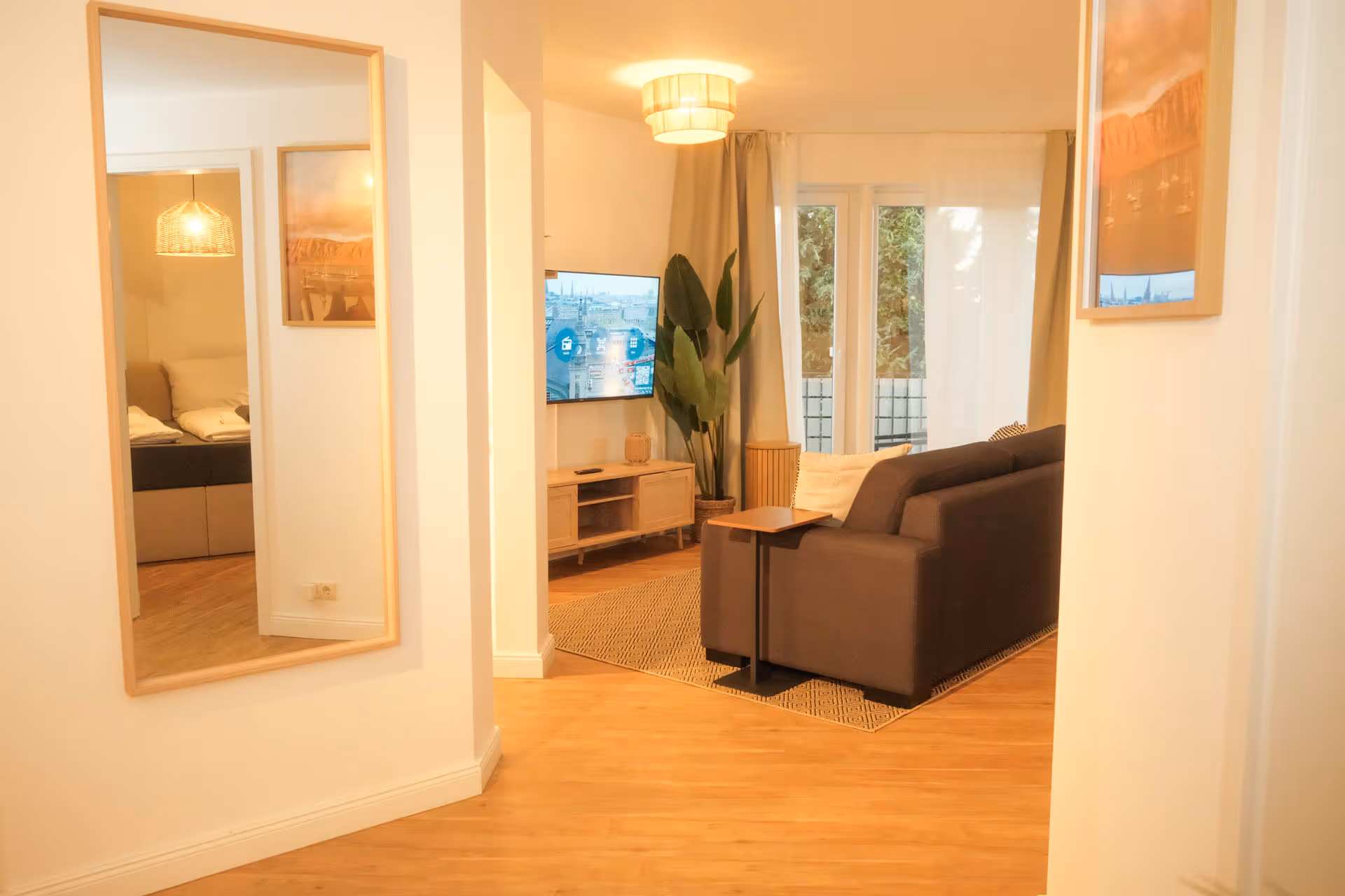 Flur mit Spiegel und Blick ins Wohnzimmer