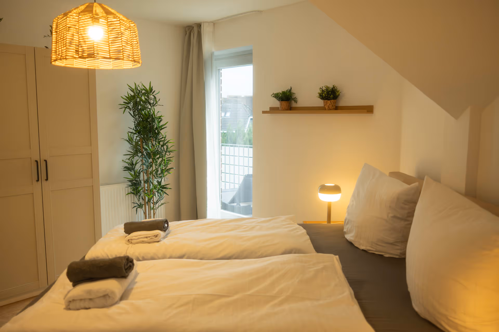 Gemuetliches Schlafzimmer mit Regal und Pflanzen