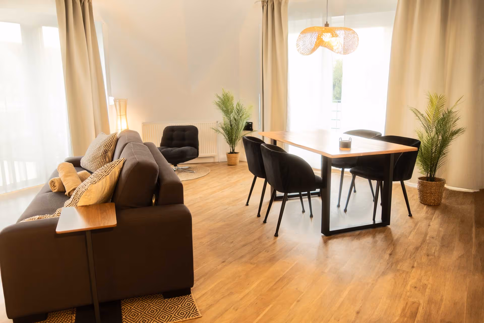 Essbereich mit Holztisch und schwarzen Stuehlen