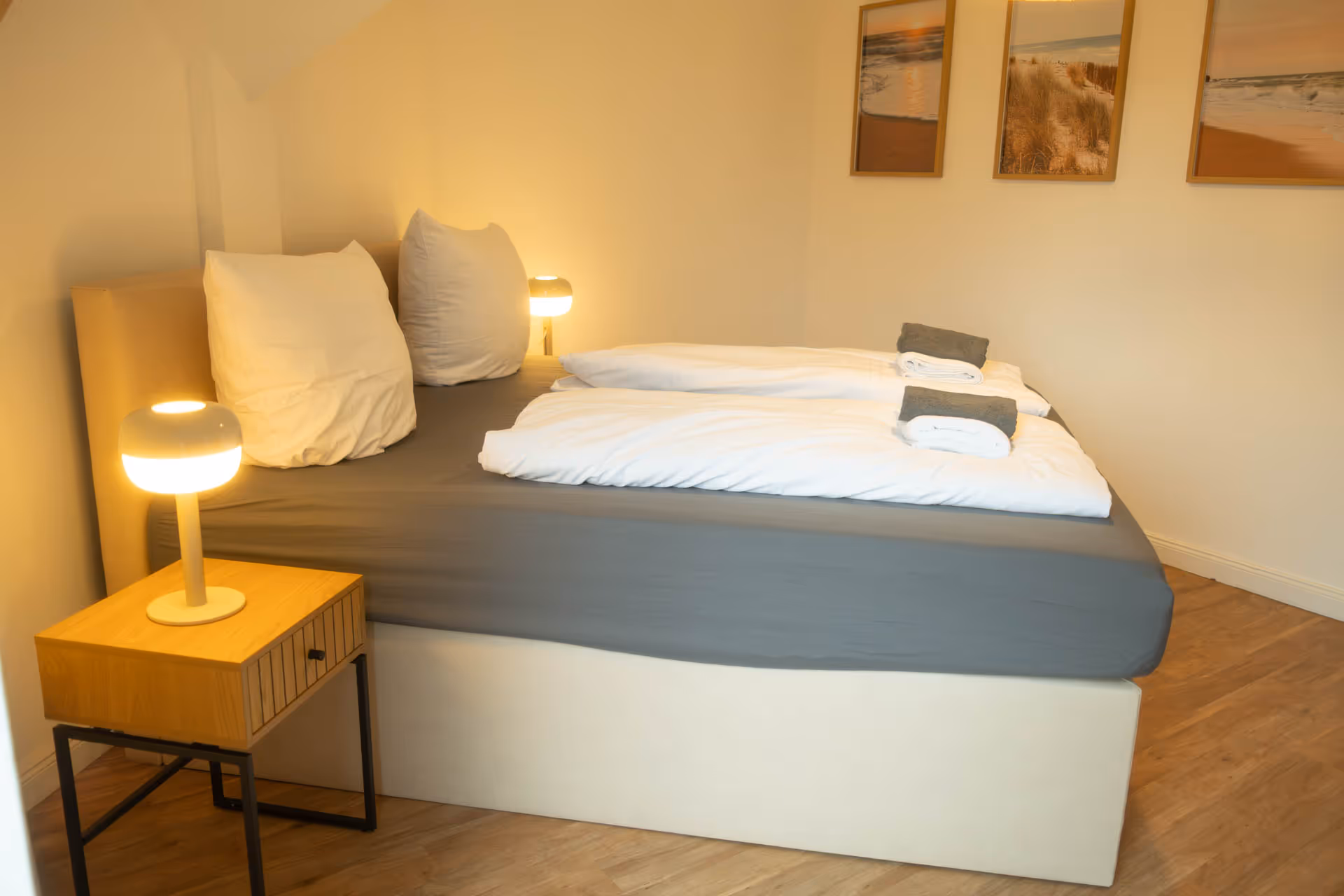 Doppelbett mit grauer Bettwaesche