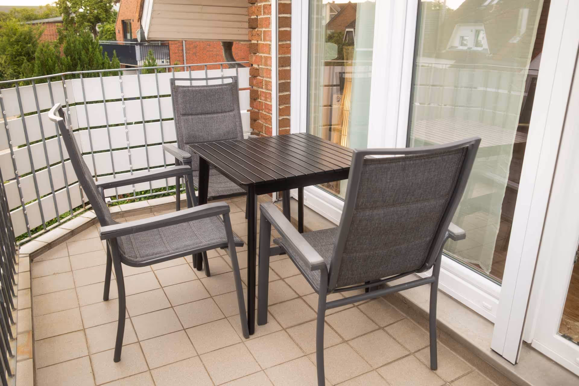 Balkon mit Sitzgruppe und Glastuer