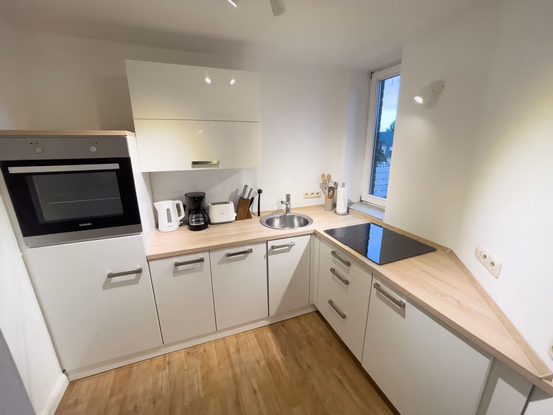 Moderne Kueche mit Elektrogeraeten