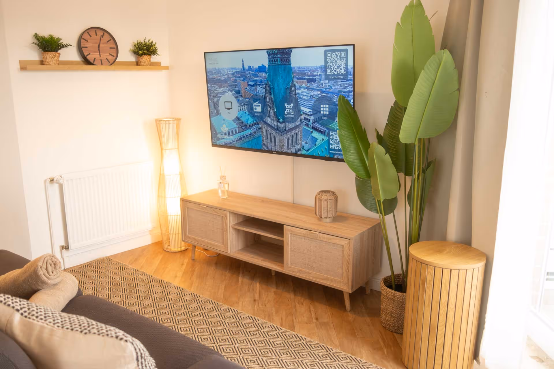 Fernseher ueber Lowboard mit Dekoration