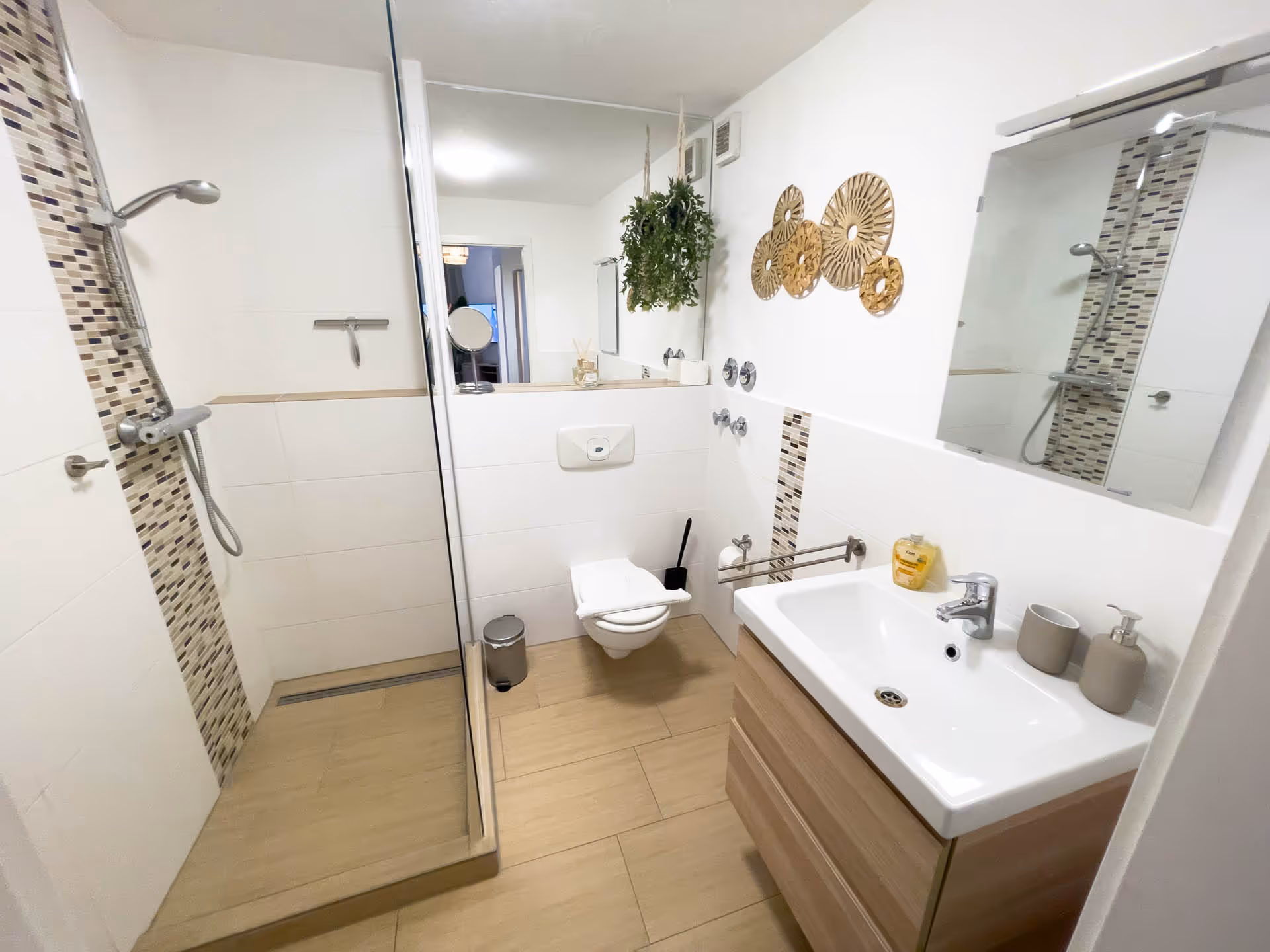 Badezimmer mit begehbarer Dusche