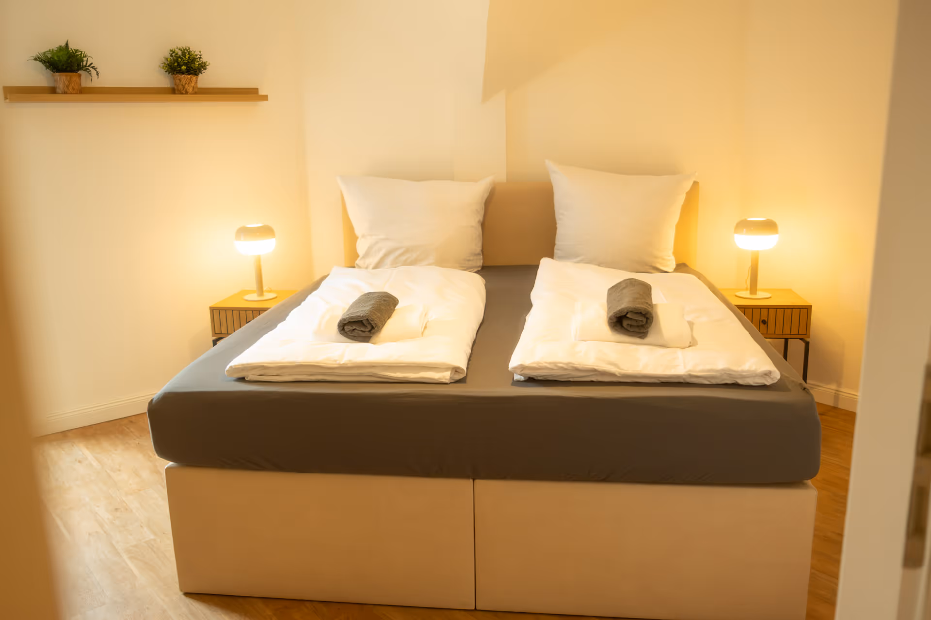 Schlafzimmer mit Balkonzugang und Pflanzen