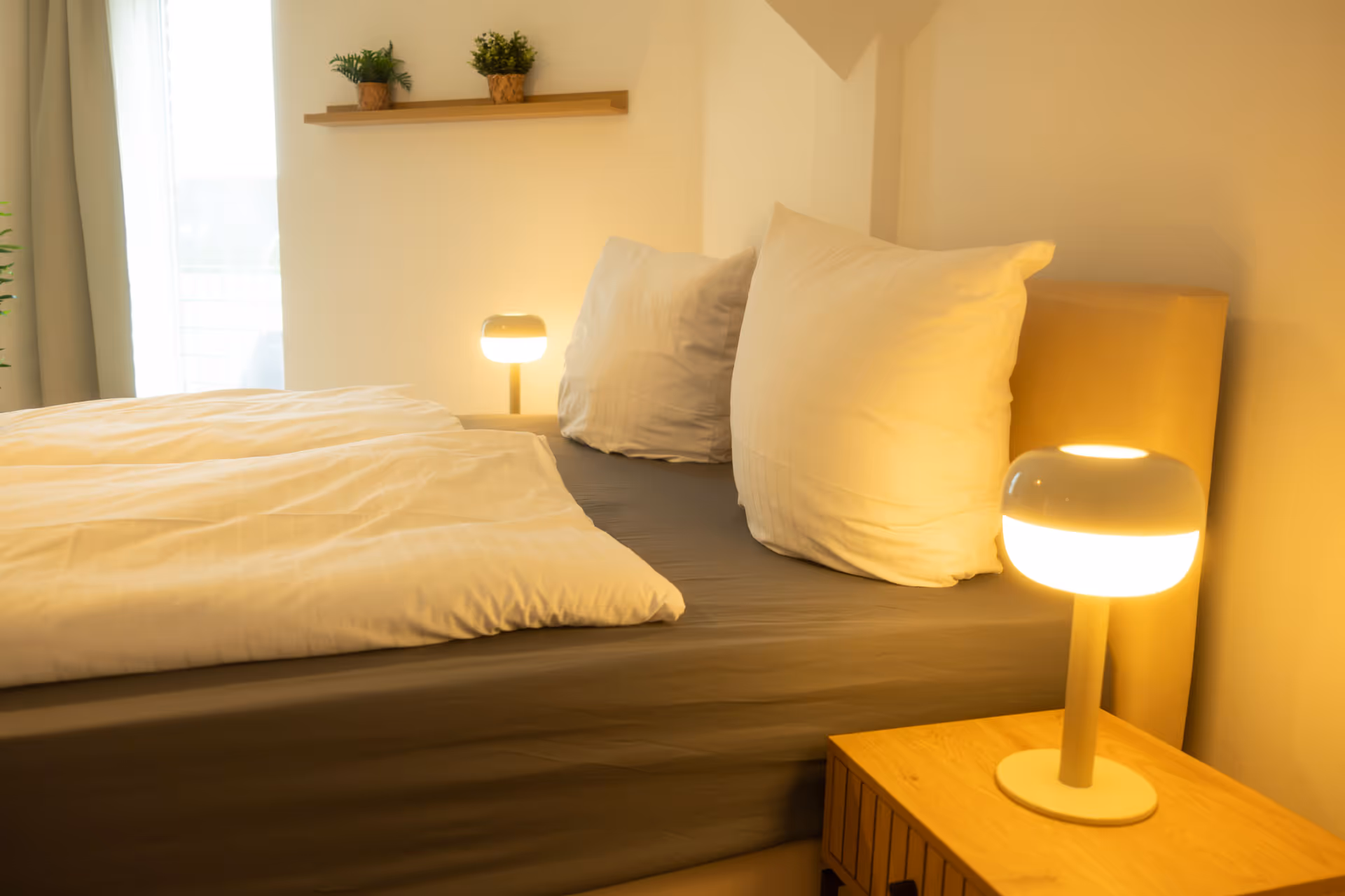 Doppelbett mit Nachttischlampen