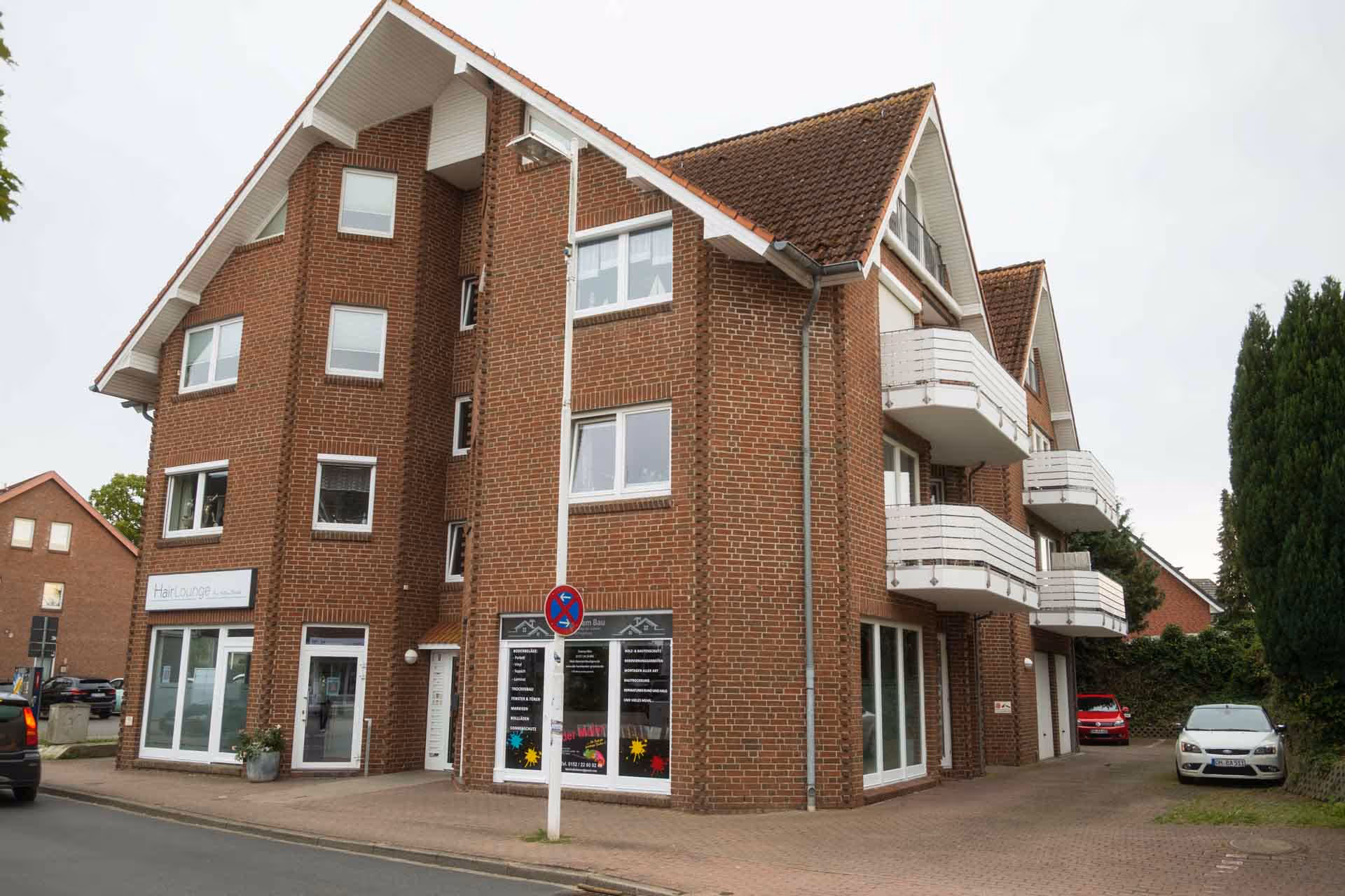 Außenansicht des Gebaeudes mit Balkonen