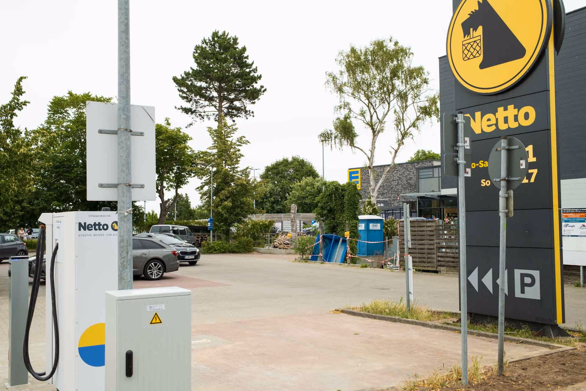 Netto Supermarkt und Edeka mit Parkplatz und Ladesaeule
