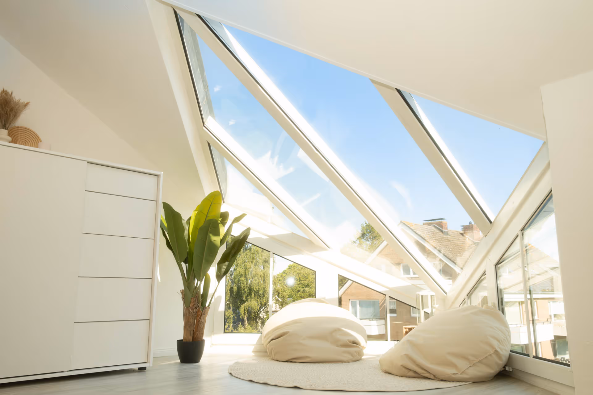 Sitzecke mit Panoramafenstern und Sitzsaecken