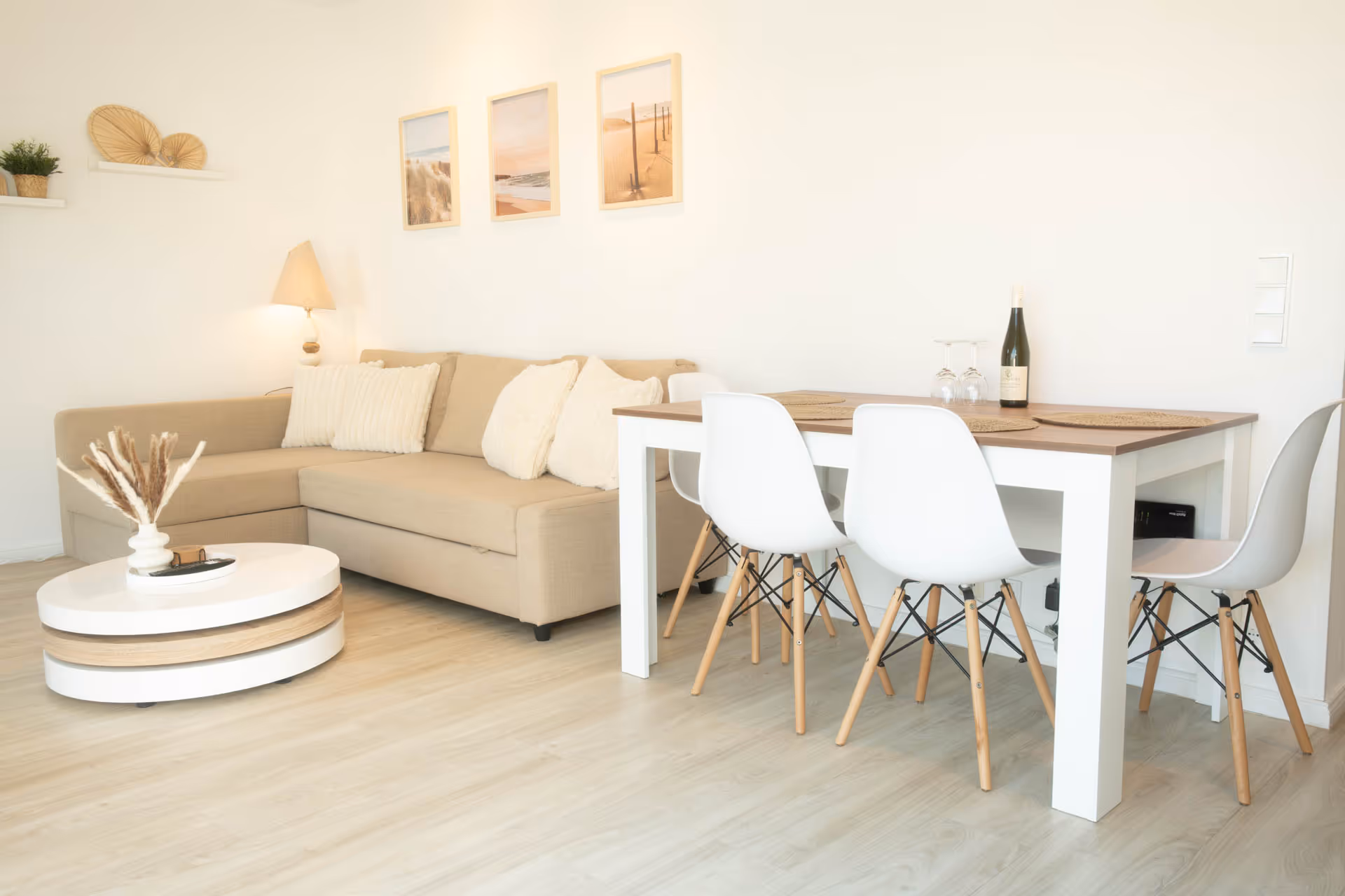 Wohn- und Essbereich mit Esstisch und Sofa