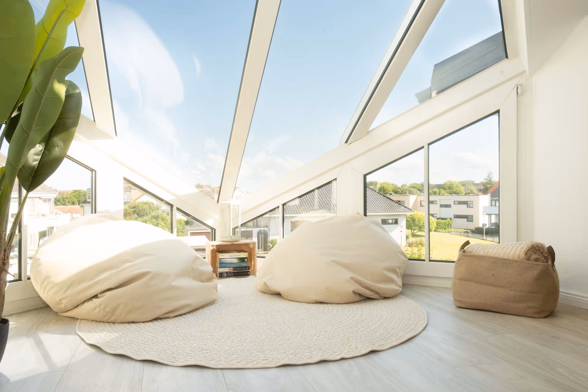 Helle Leseecke mit Sitzkissen und Ausblick