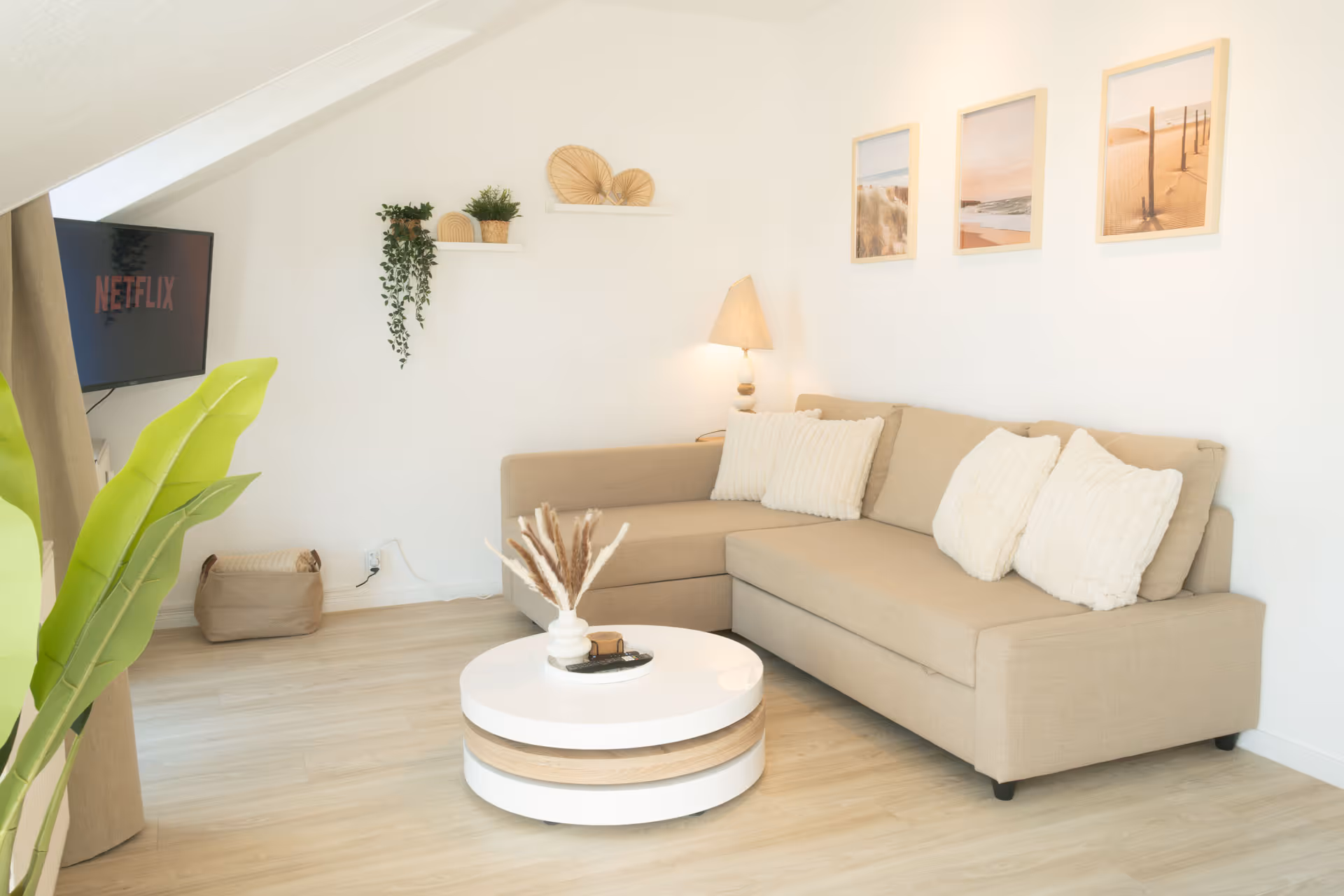 Gemuetliche Sofaecke mit Wandbildern