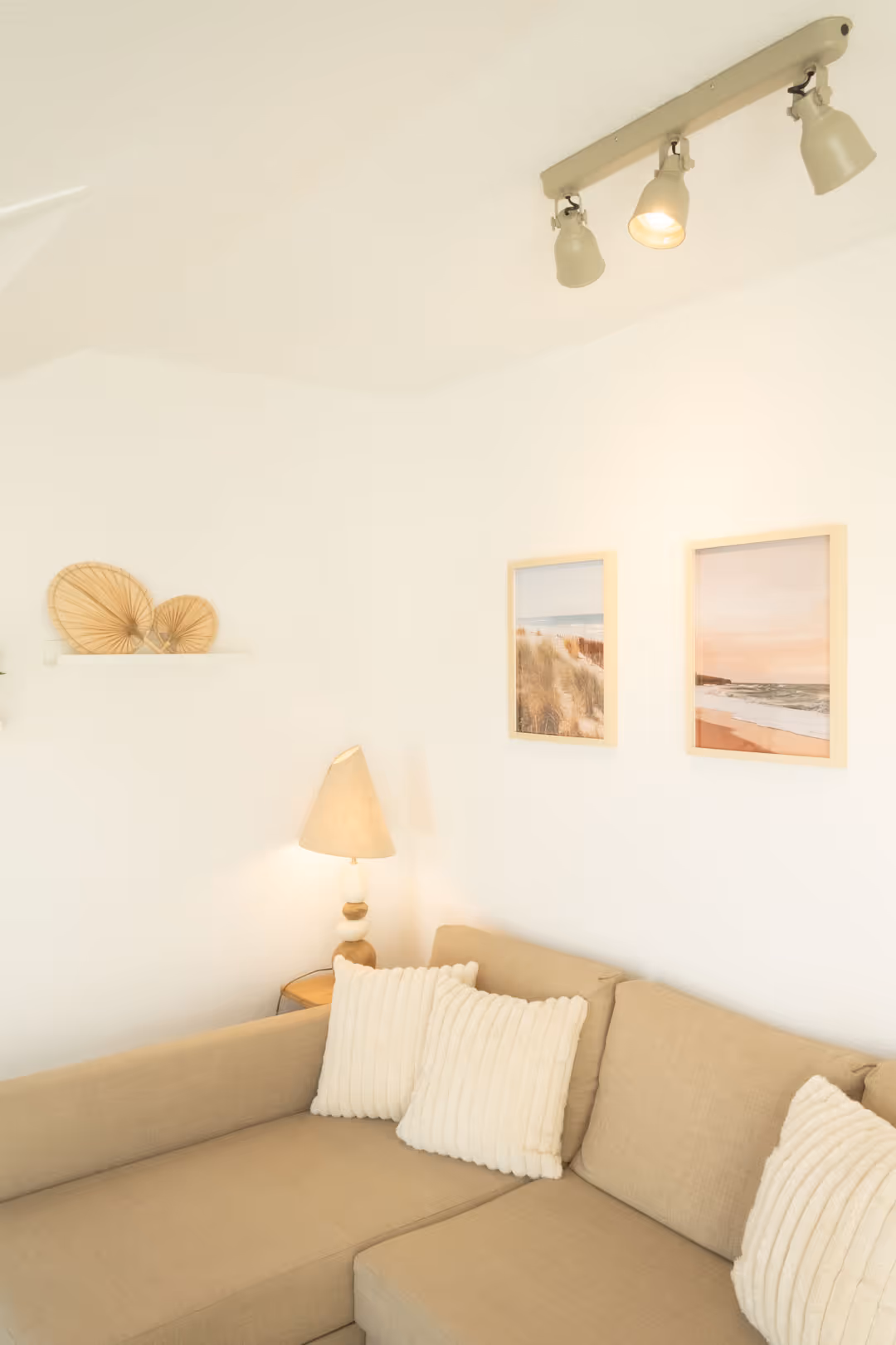 Sofa mit Strandbildern und Stehlampe