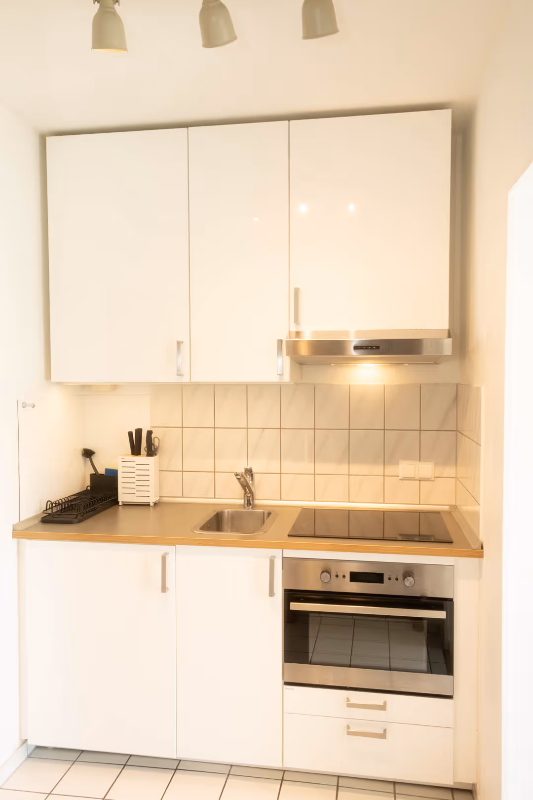 Kompakte Kuechenzeile mit Herd und Spuele