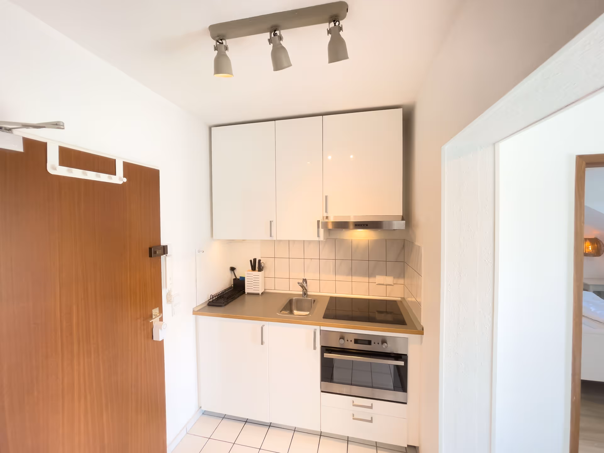 Kleine weiße Kuechenzeile mit Elektroherd