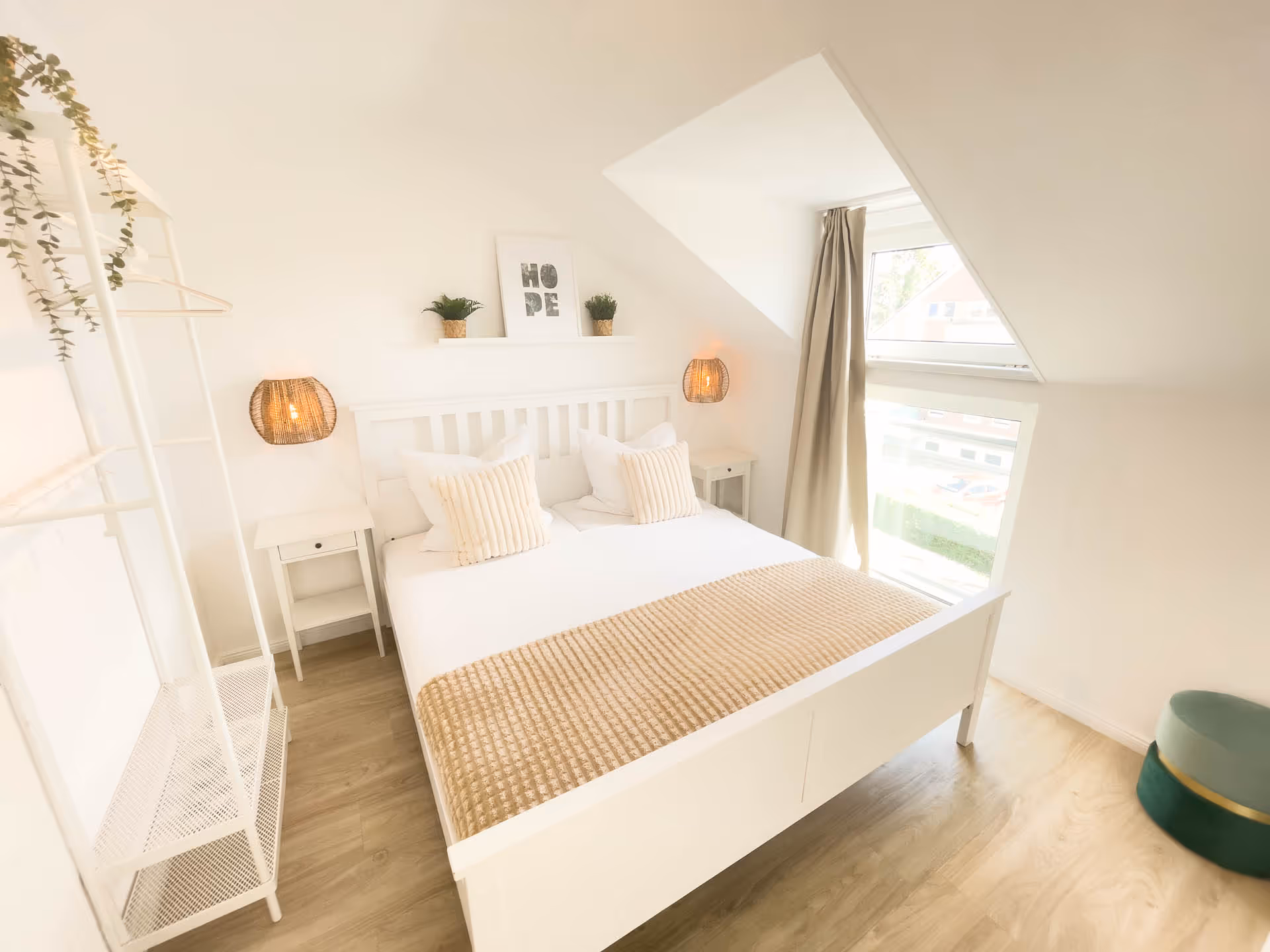 Schlafzimmer mit Dachfenster und Naturtoenen