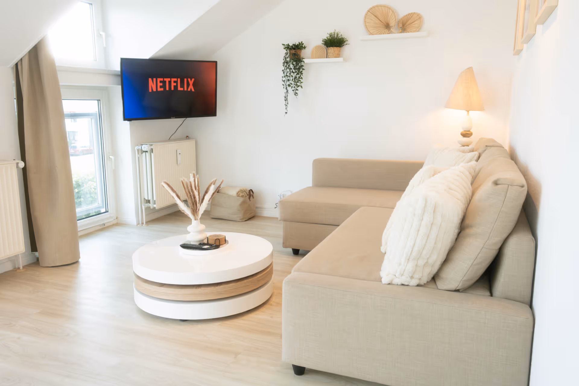 Wohnzimmer mit Sofa, Tisch und Fernseher