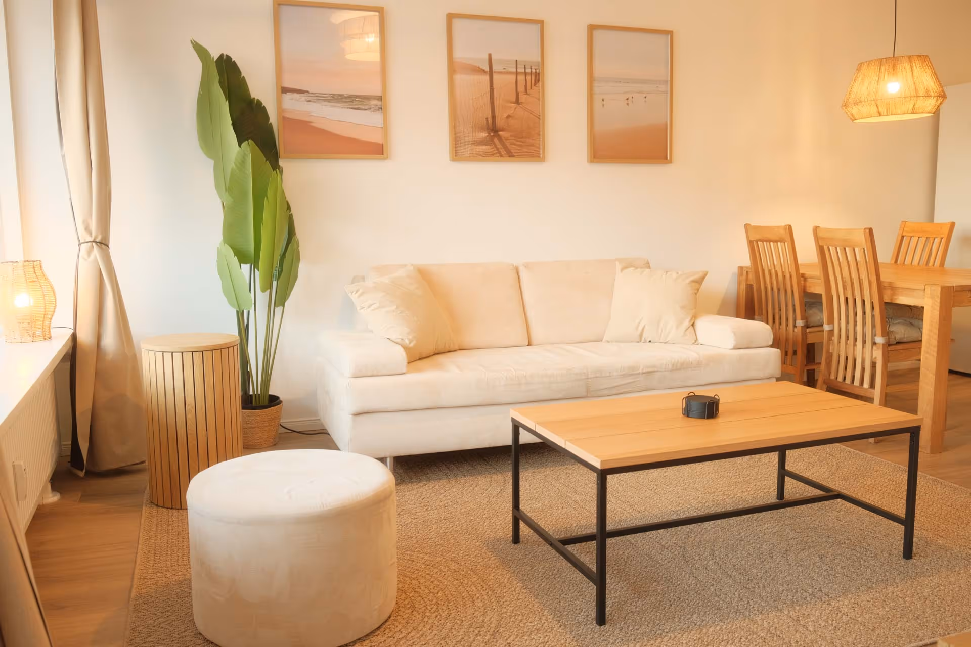 Sofa mit Pflanzen und runder Sitzbank