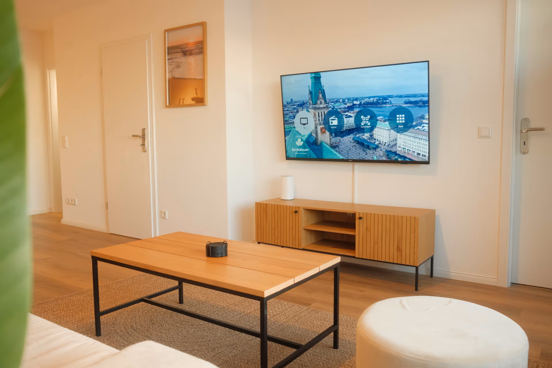 Flachbildfernseher ueber Sideboard im Wohnzimmer