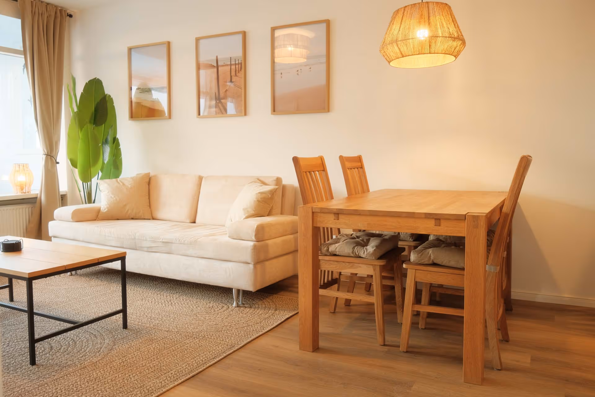 Wohn- und Essbereich mit Sofa und Holztisch