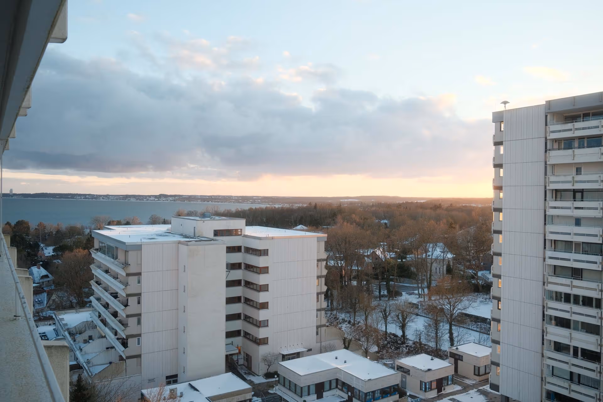 Blick vom Balkon auf Gebaeude und Ostsee
