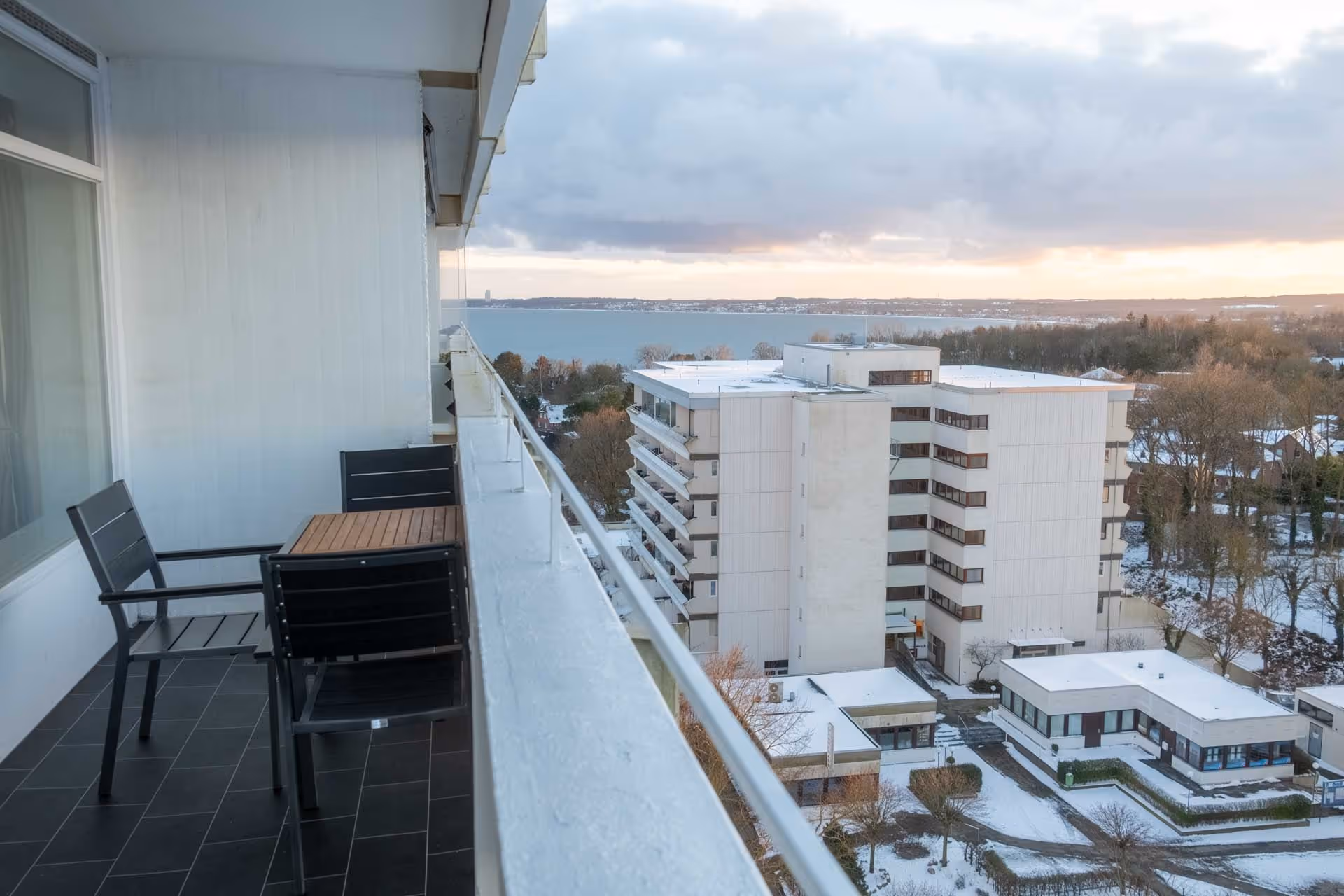 Balkon mit Sitzgruppe und Meerblick