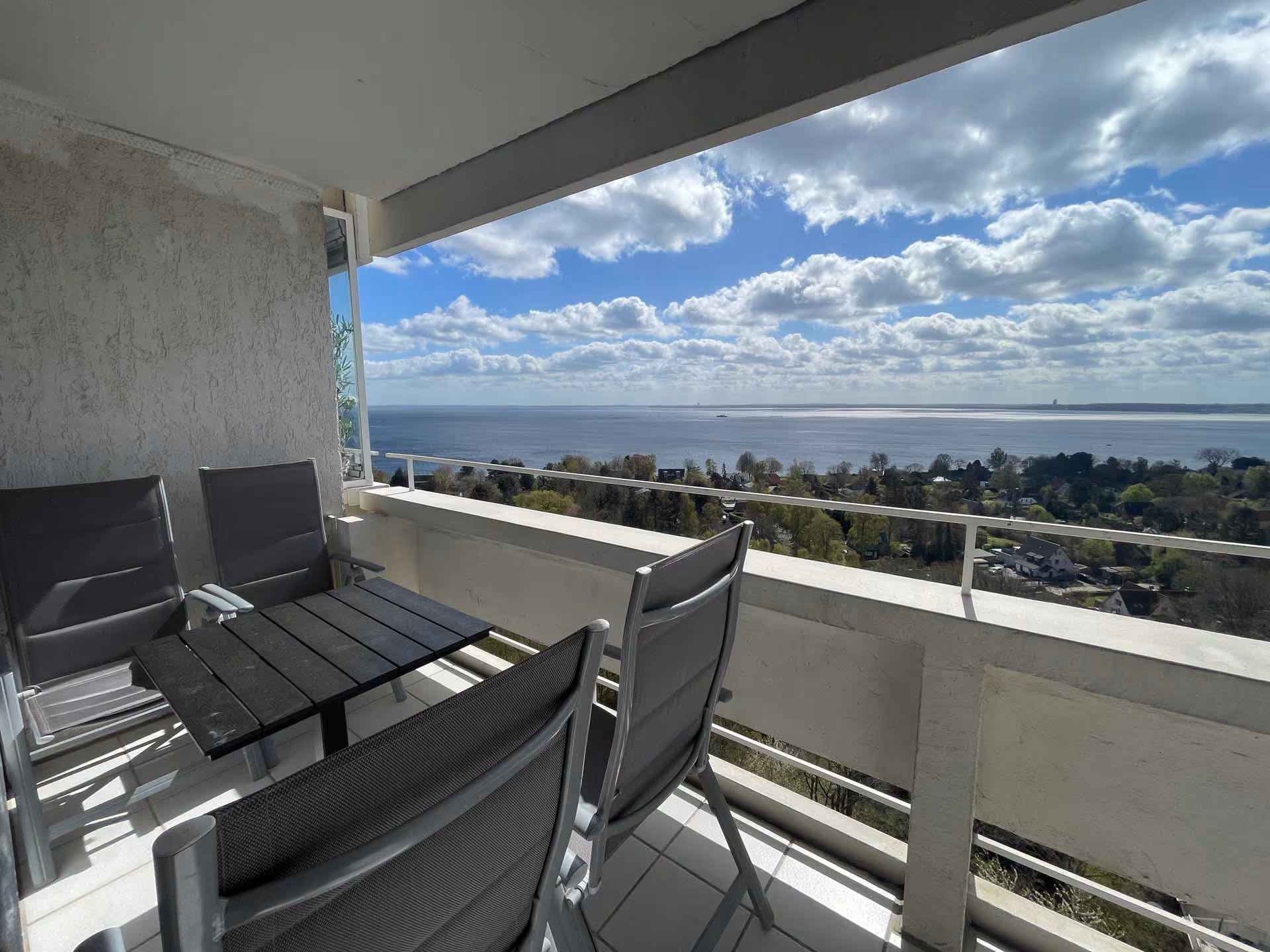 Balkon mit Sitzgruppe und Meerblick