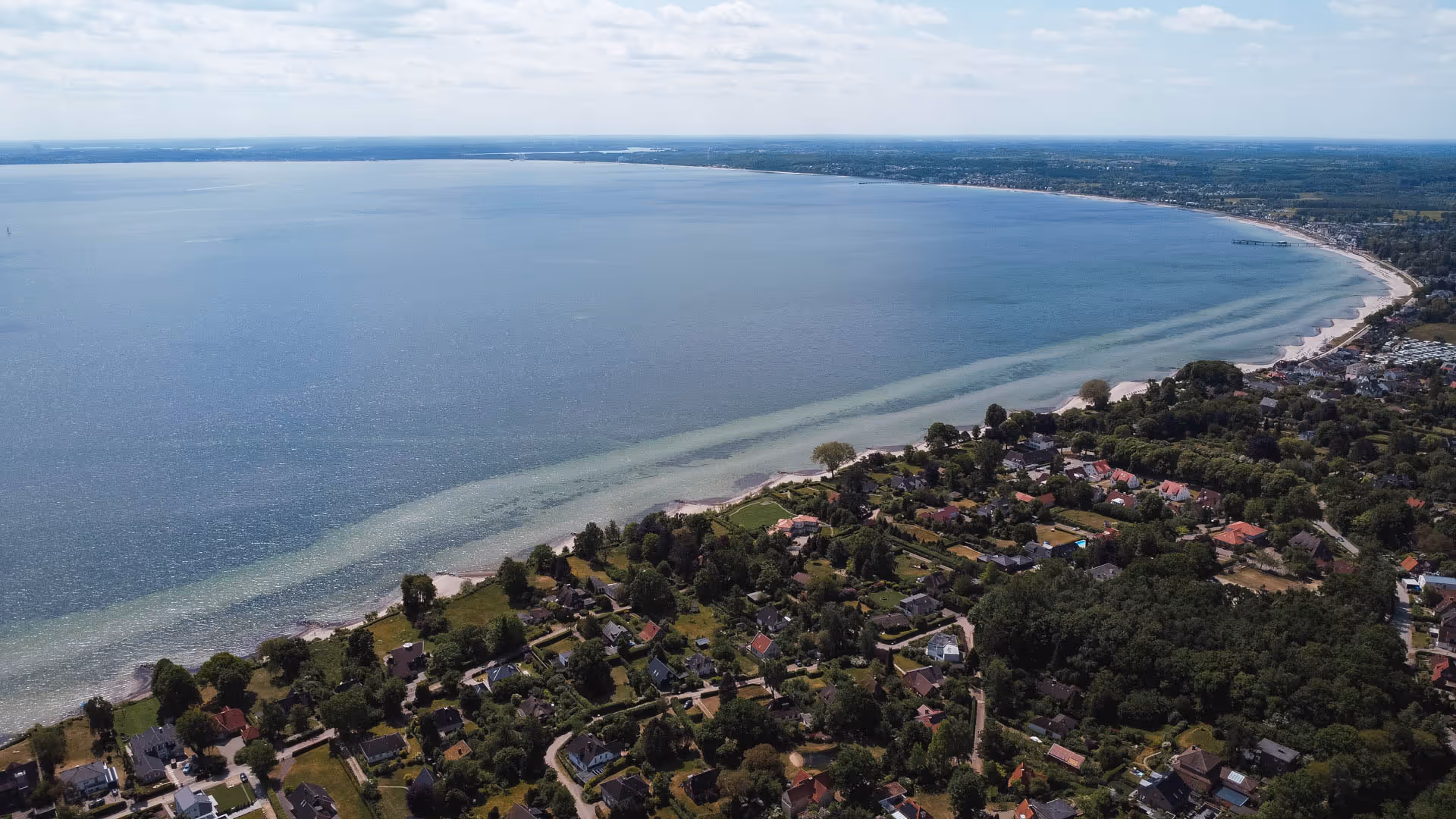 Blick ueber die Luebecker Bucht mit Kuestenlinie