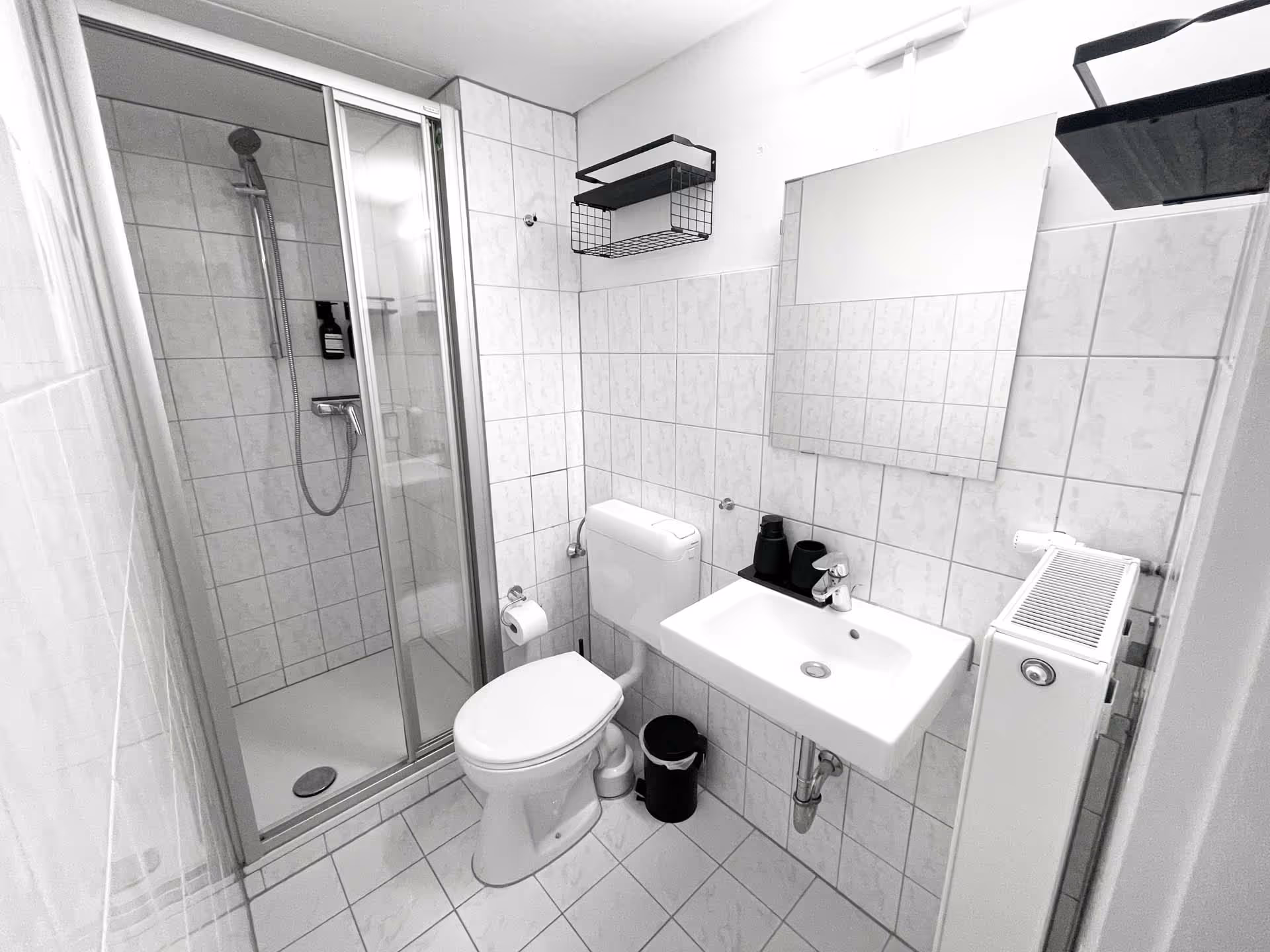 Helles Bad mit Dusche und WC