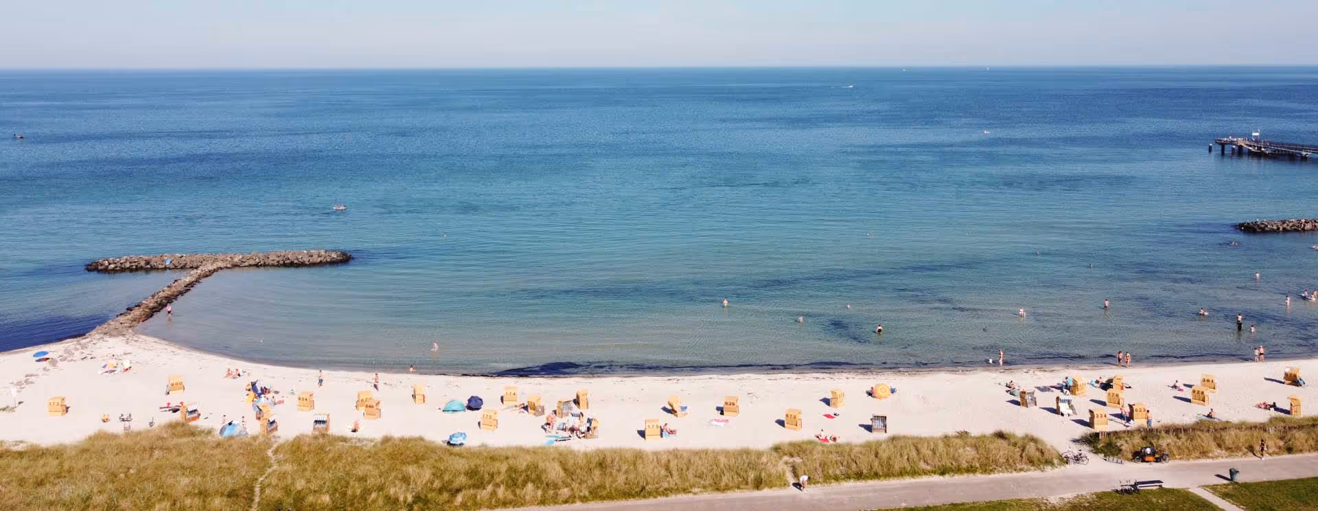 Blick auf die Ostsee mit Strand im Vordergrund