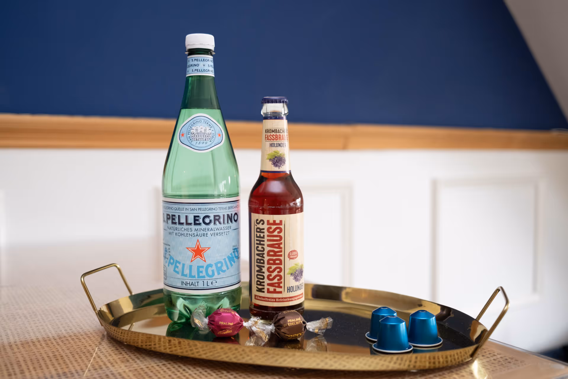 Willkommens-Tablett mit Getraenken und Pralinen