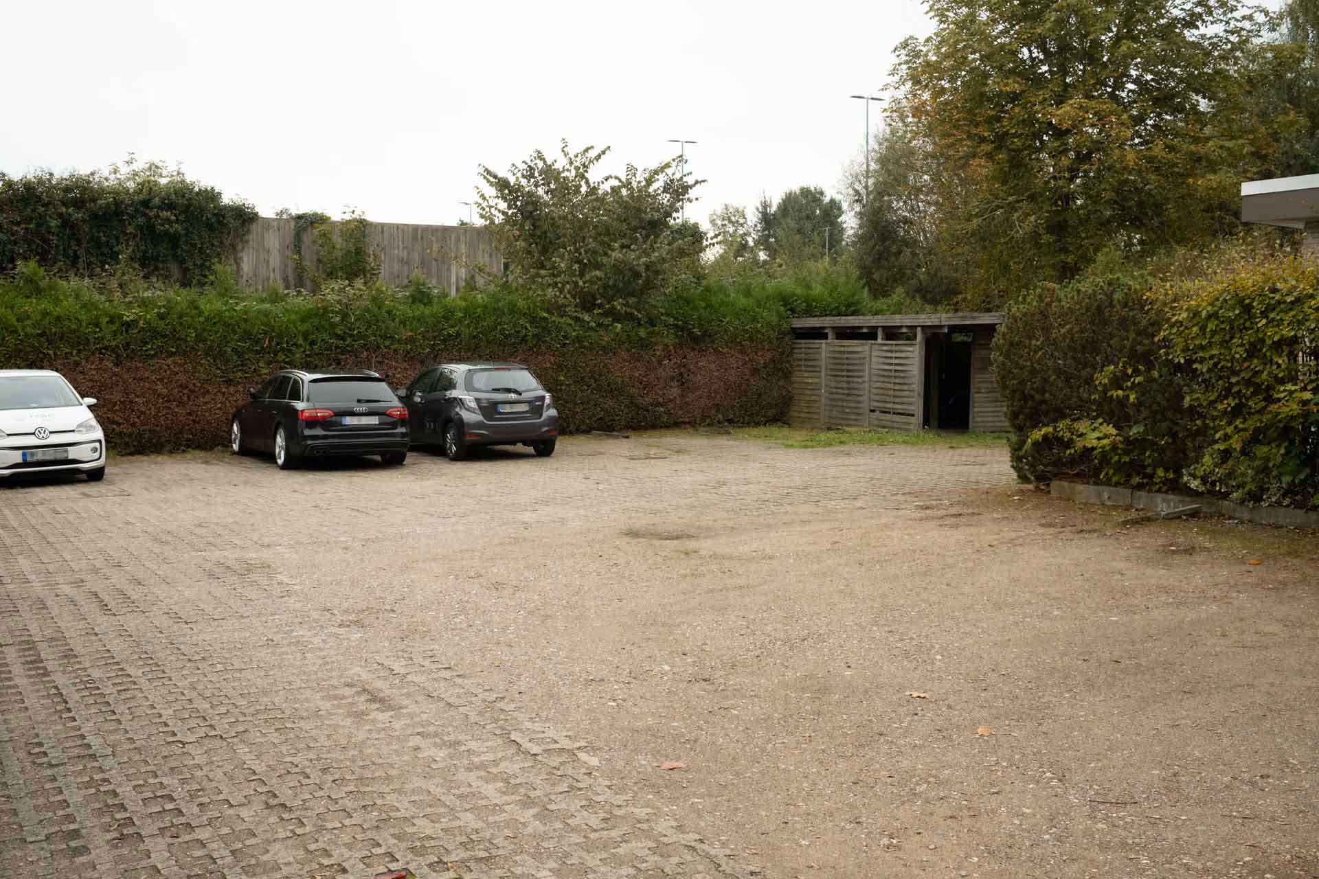 Parkplatz mit mehreren Stellplaetzen