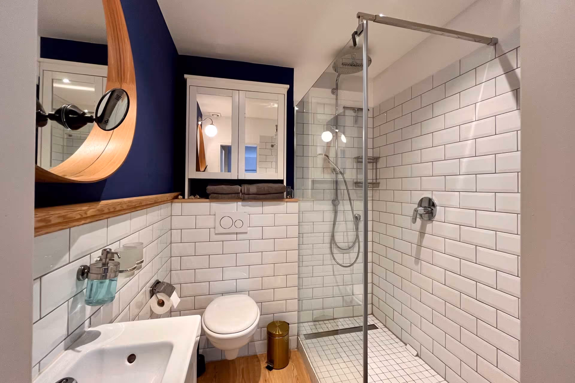 Modernes Bad mit Glasdusche und blauen Waenden